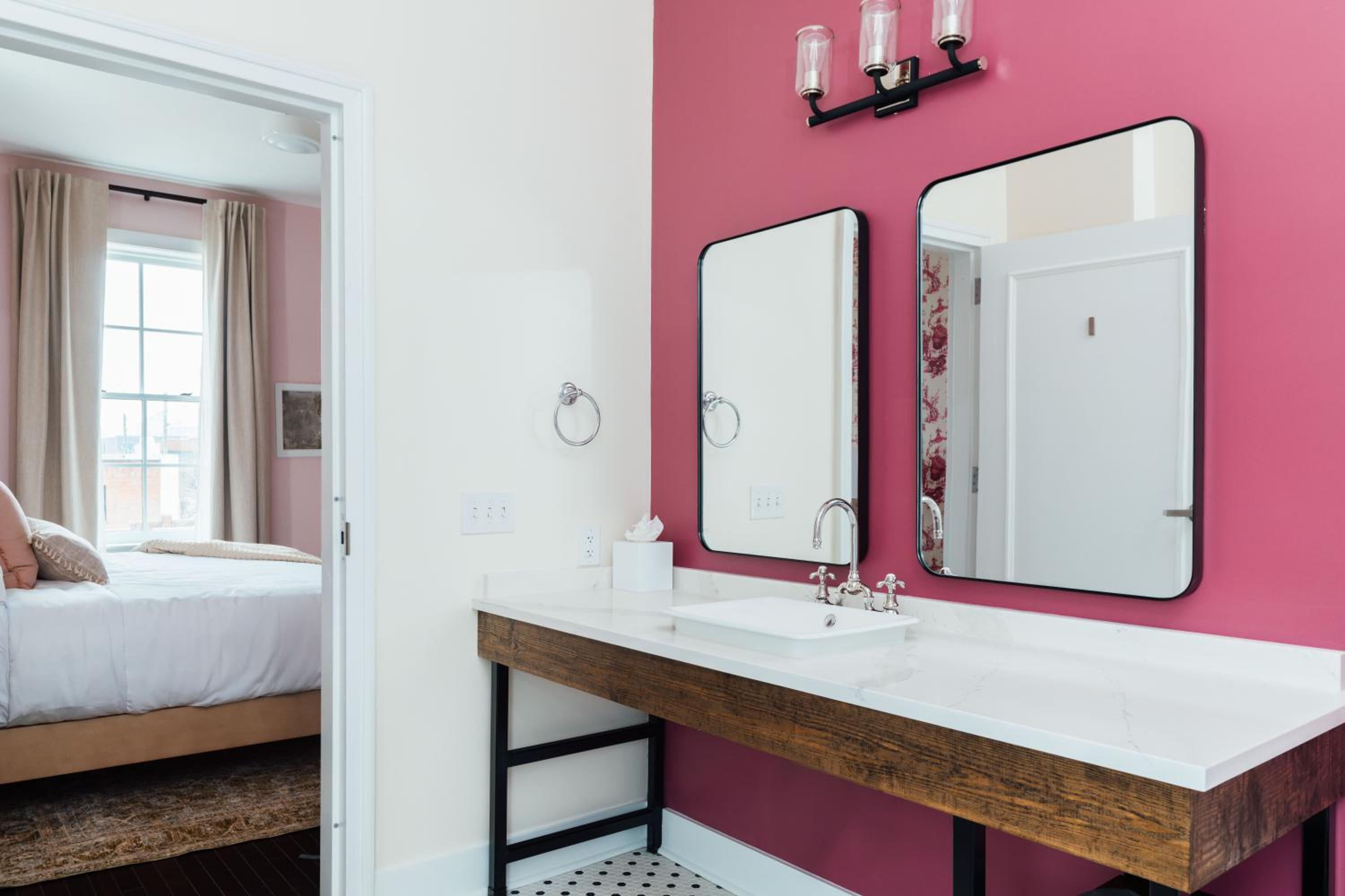 Deluxe King Room - Photo 12