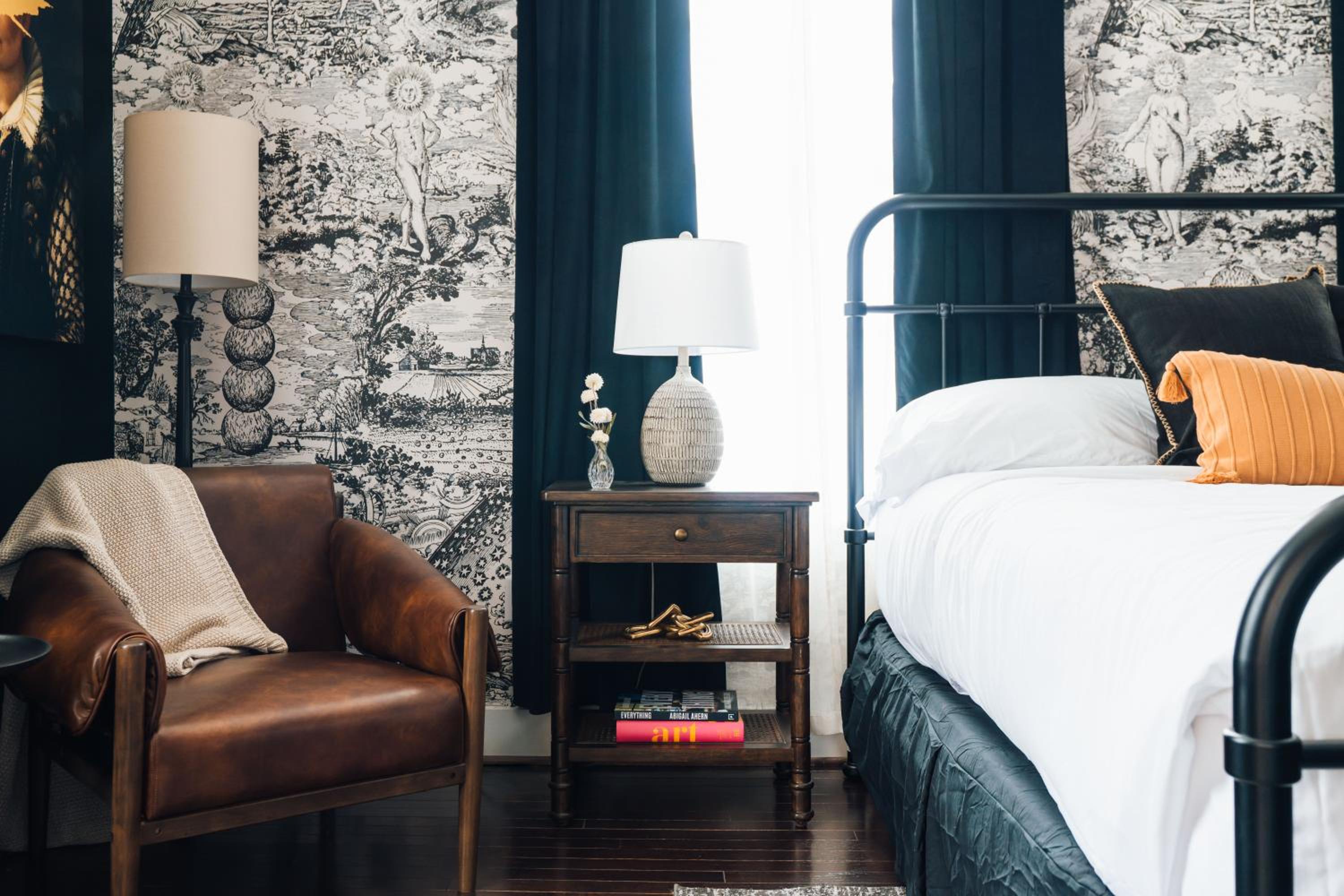 Deluxe King Room - Photo 4