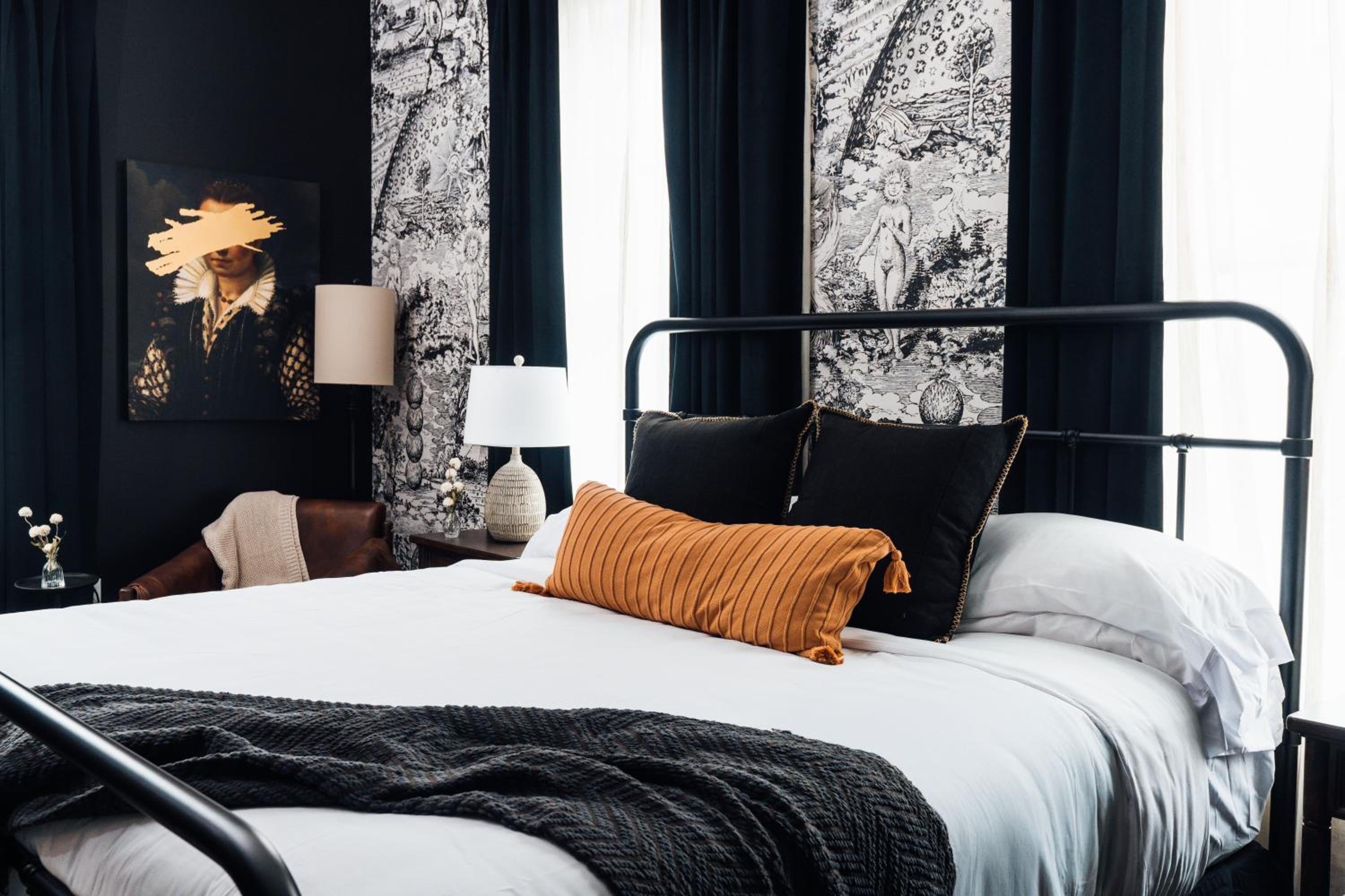 Deluxe King Room - Photo 7