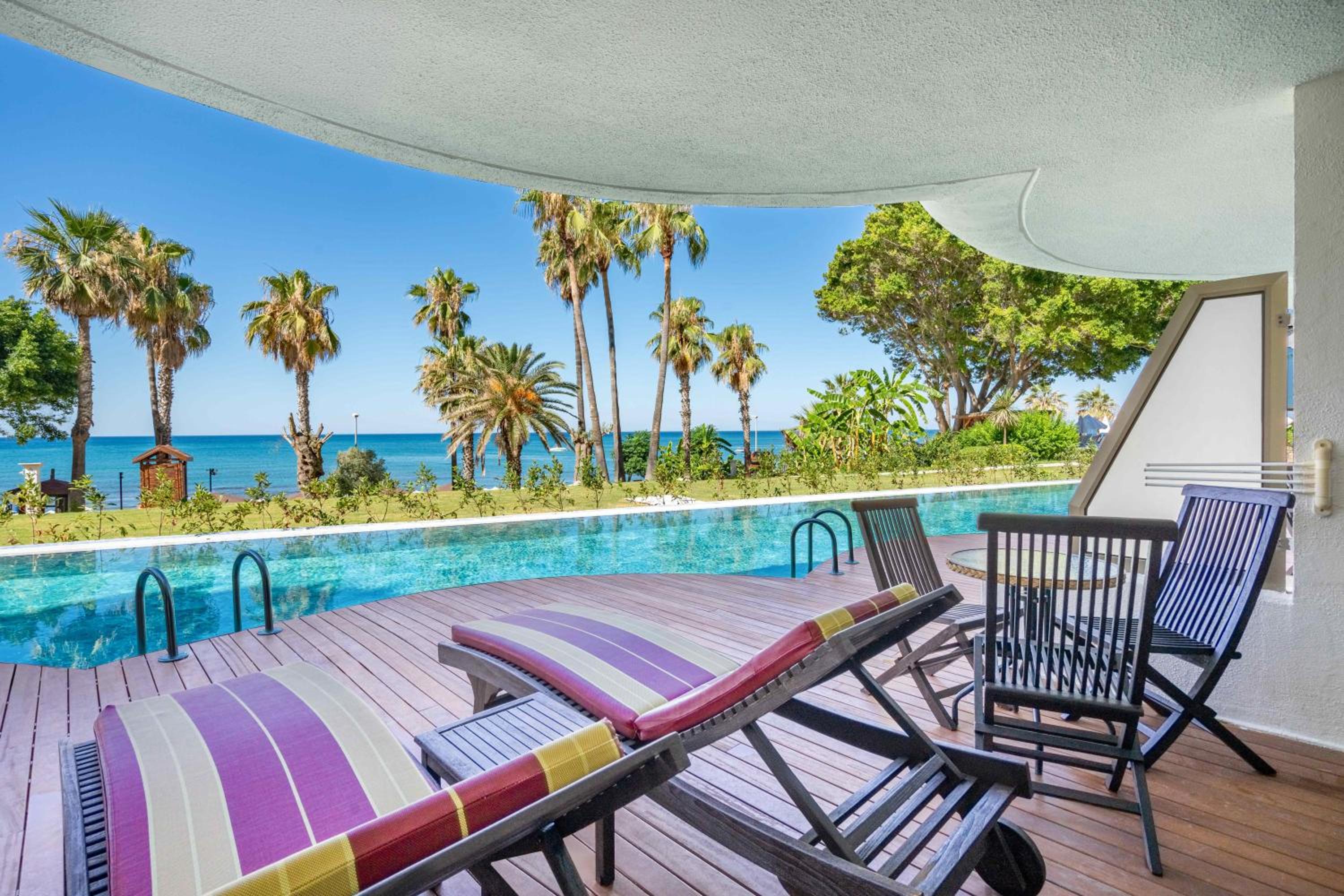 Deluxe Double or Twin Room with Pool Access photo 2