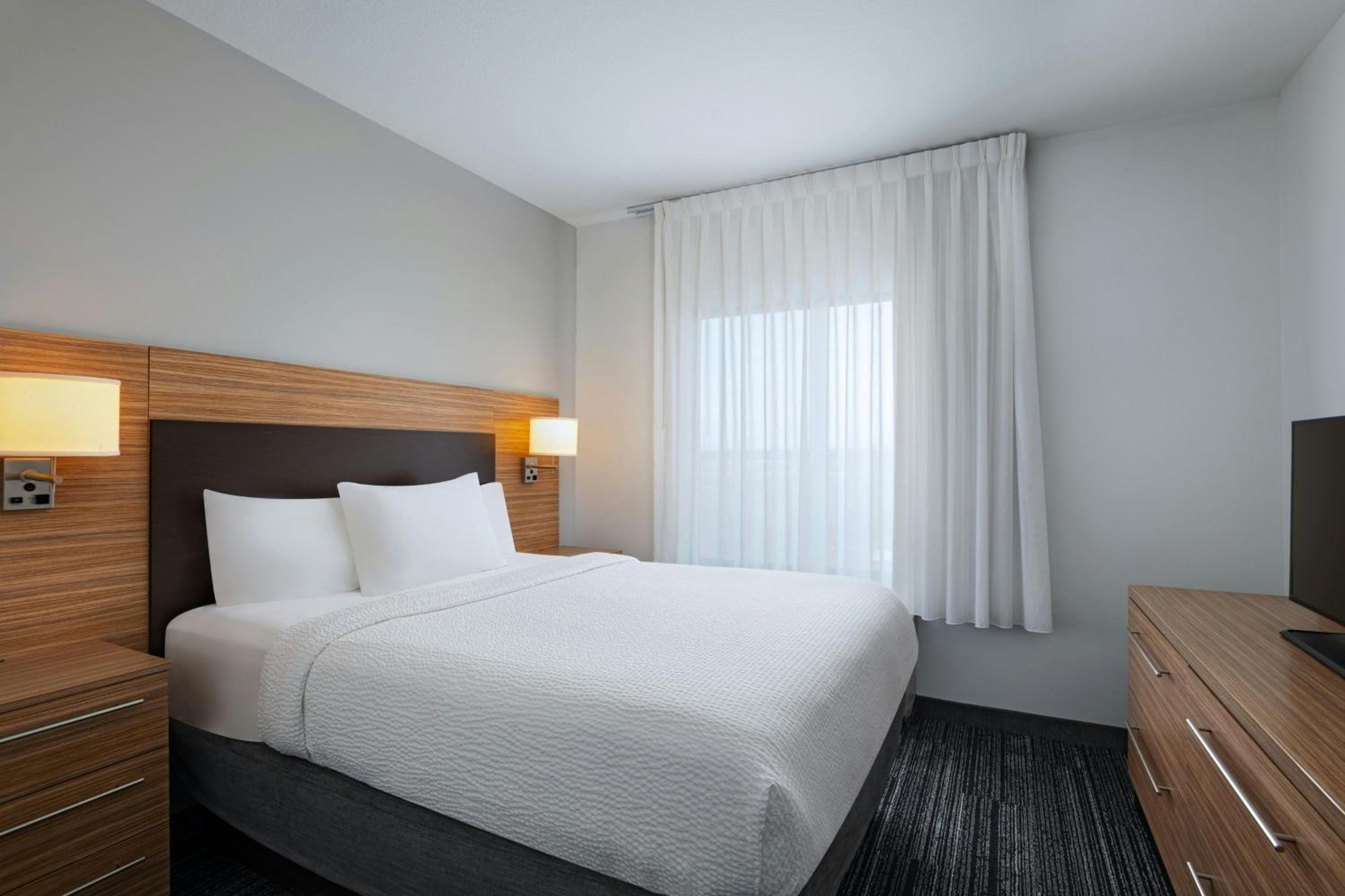 One-Bedroom Queen Suite with Sofa Bed and Tub - Mobility Accessible photo 2