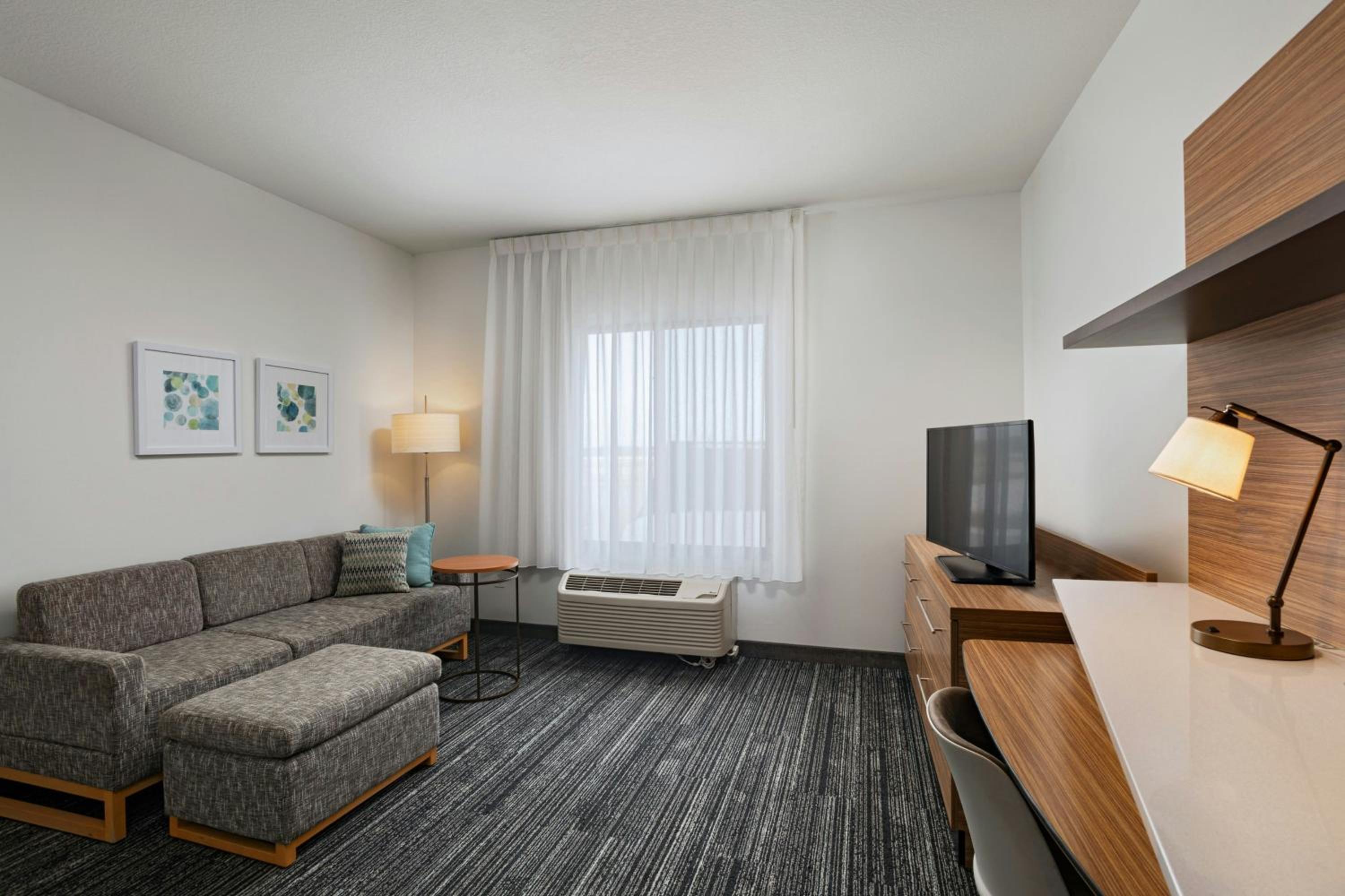 Studio King Room with Sofa Bed and Tub - Mobility Accessible