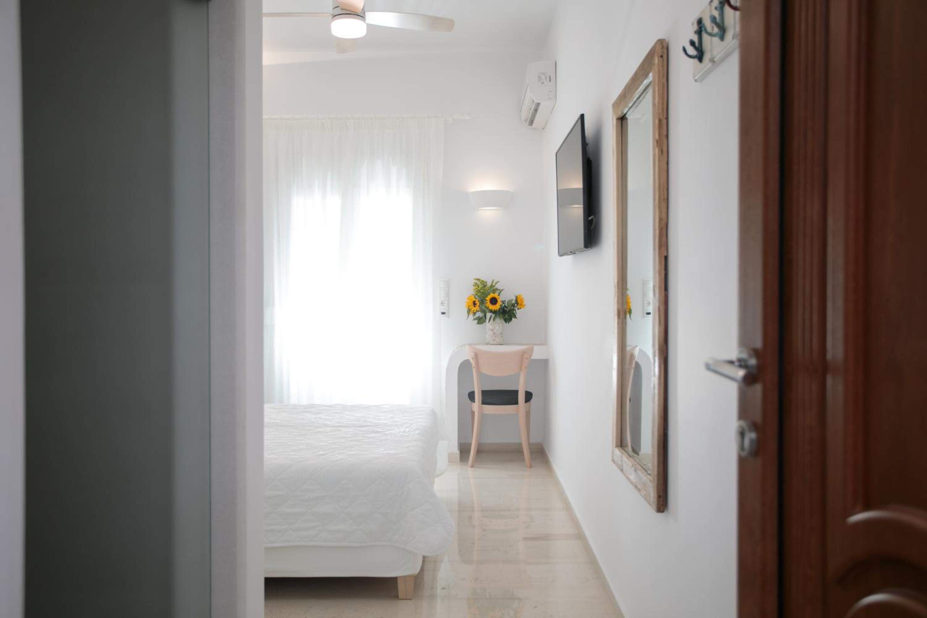 Standard Double or Twin Room - Photo 8