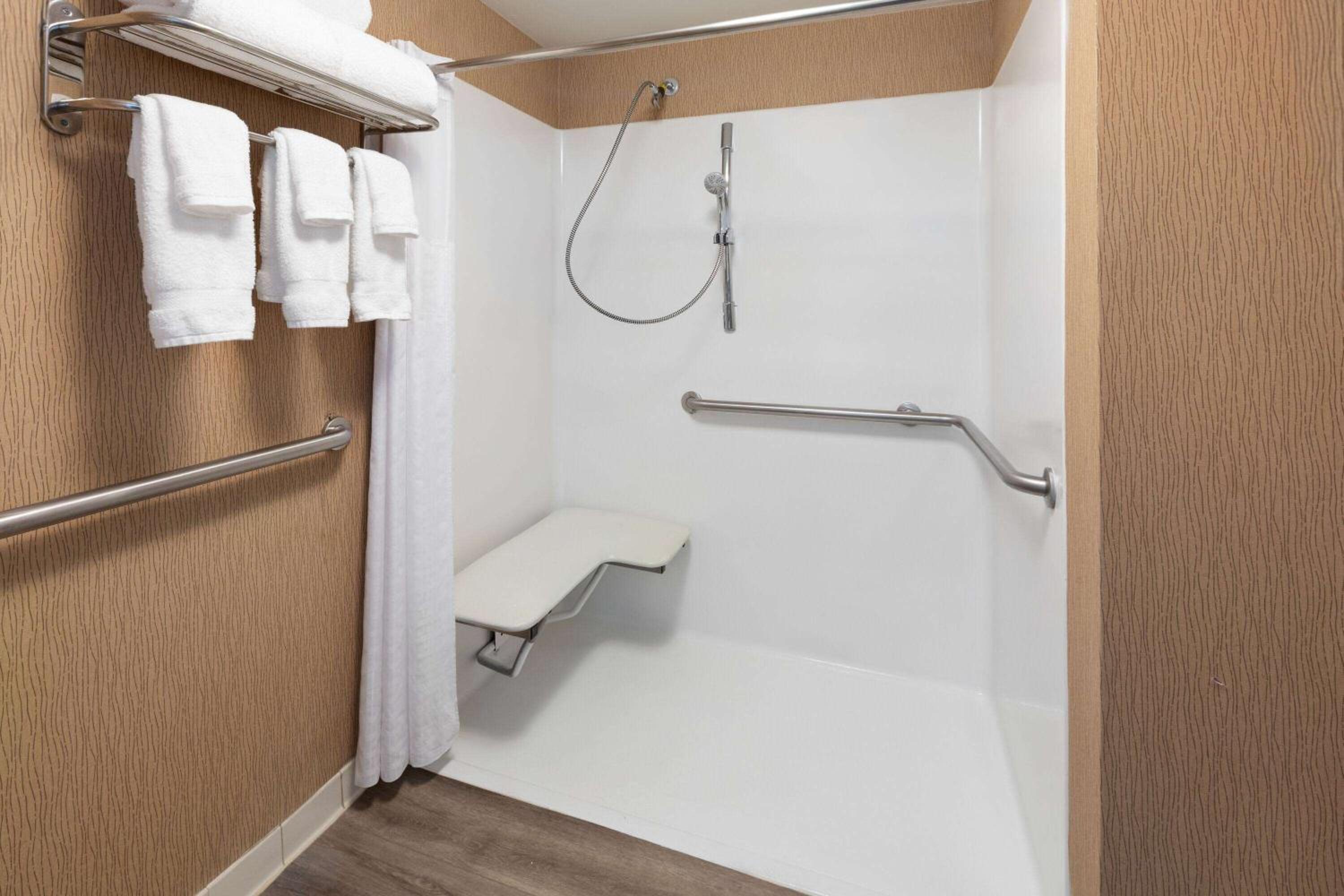 Double Room with Two Double Beds and Roll-in Shower - Mobility Access/Non-Smoking photo 3