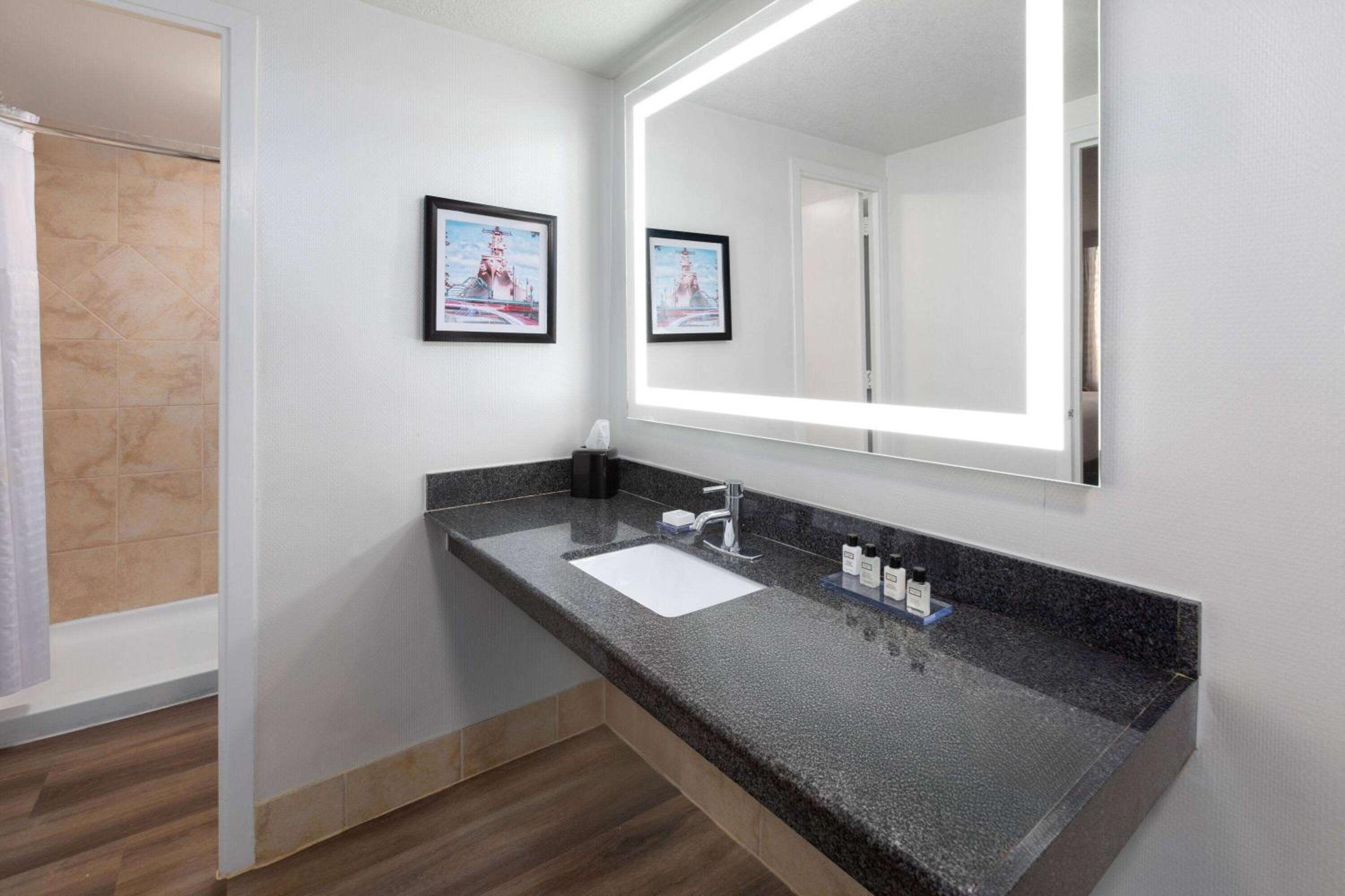 Deluxe Executive King Room - Non-Smoking photo 3
