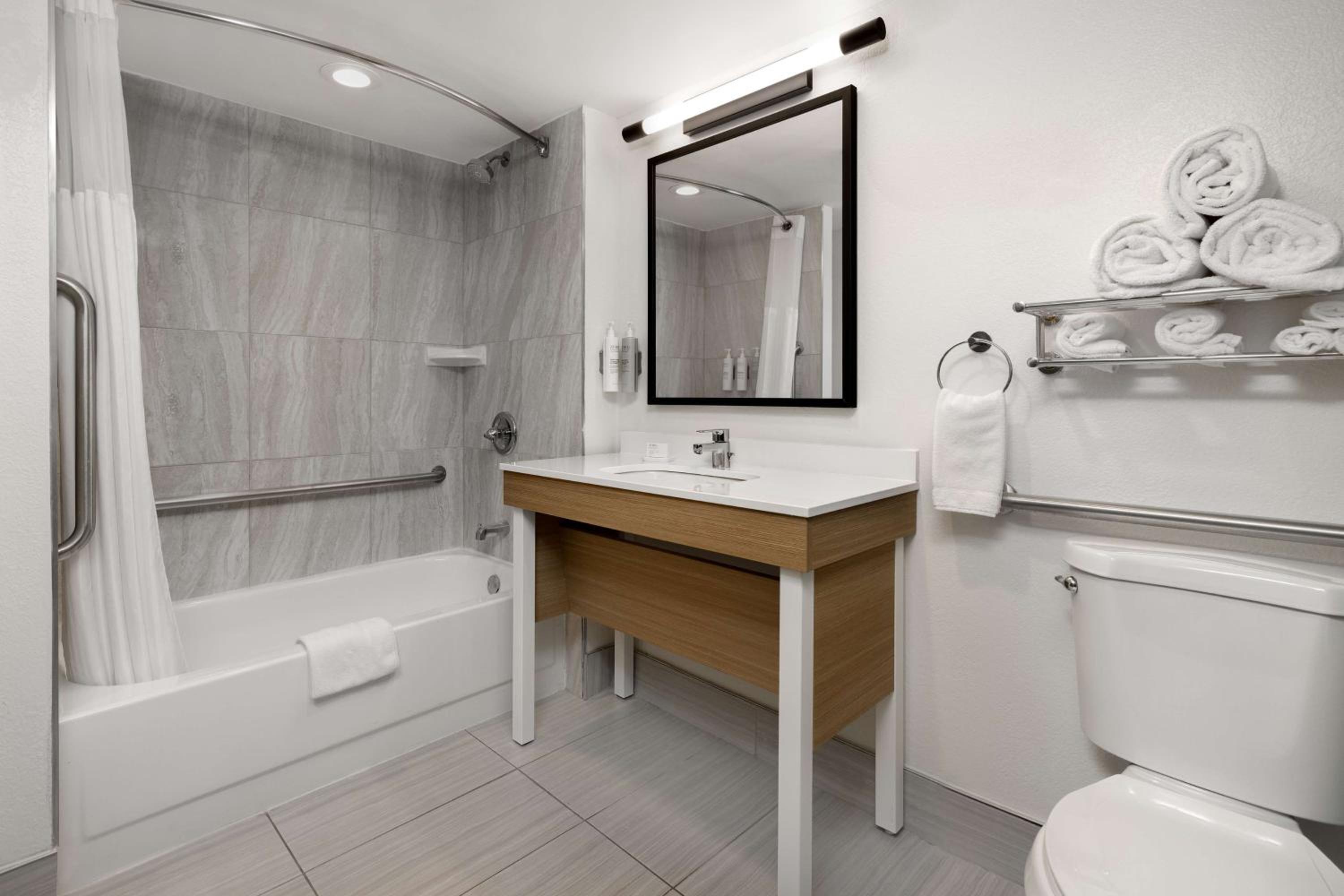 King Room with Bath Tub - Disability Access - Photo 2