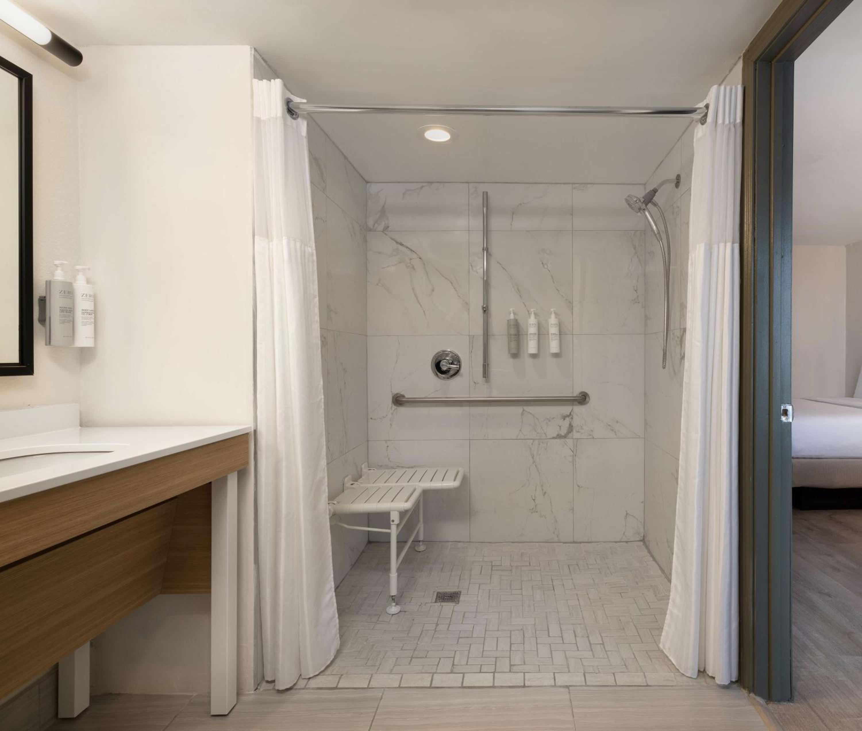King Room with Roll-In Shower - Disability Access - Photo 2