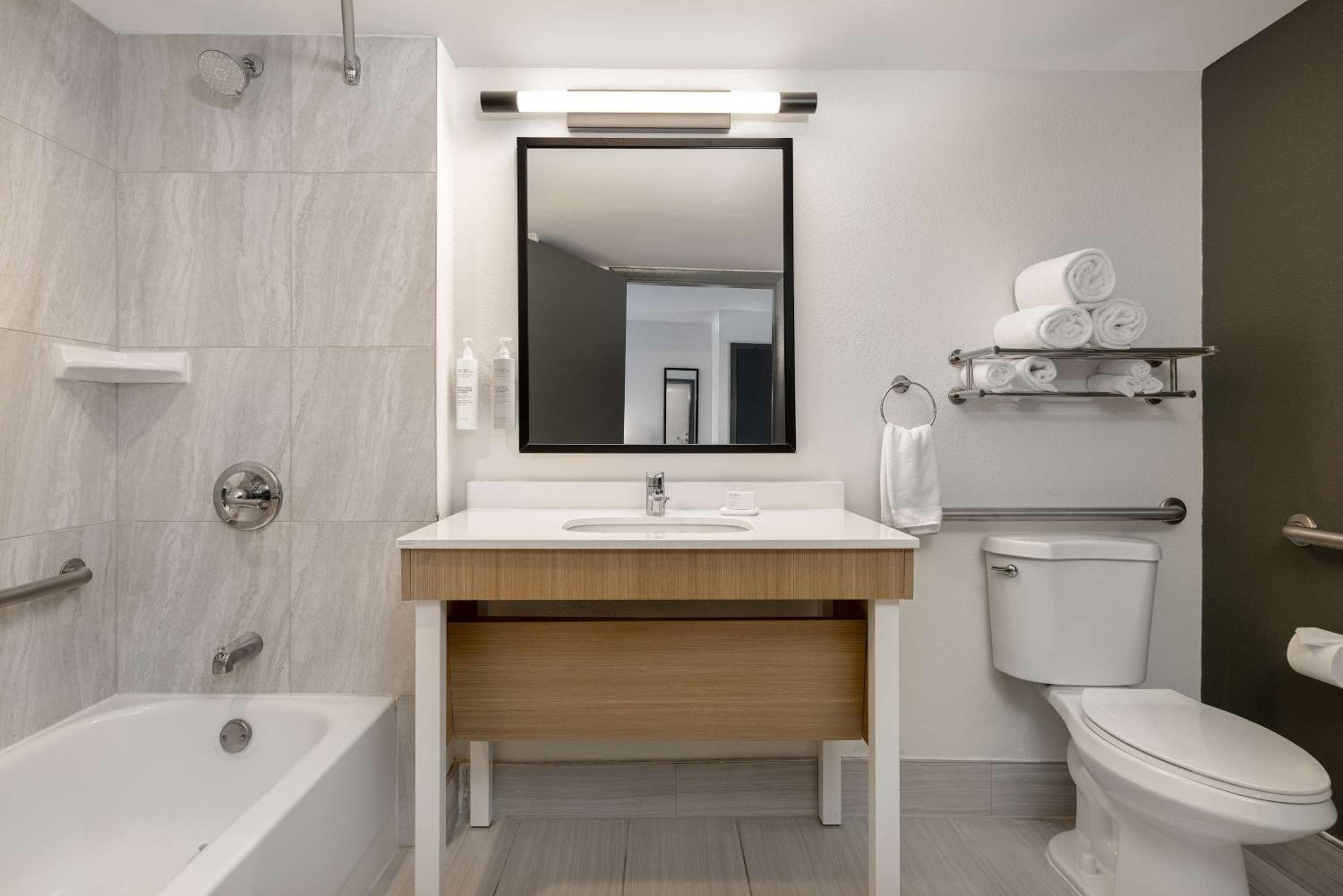 King Room with Bath Tub - Disability Access - Photo 3