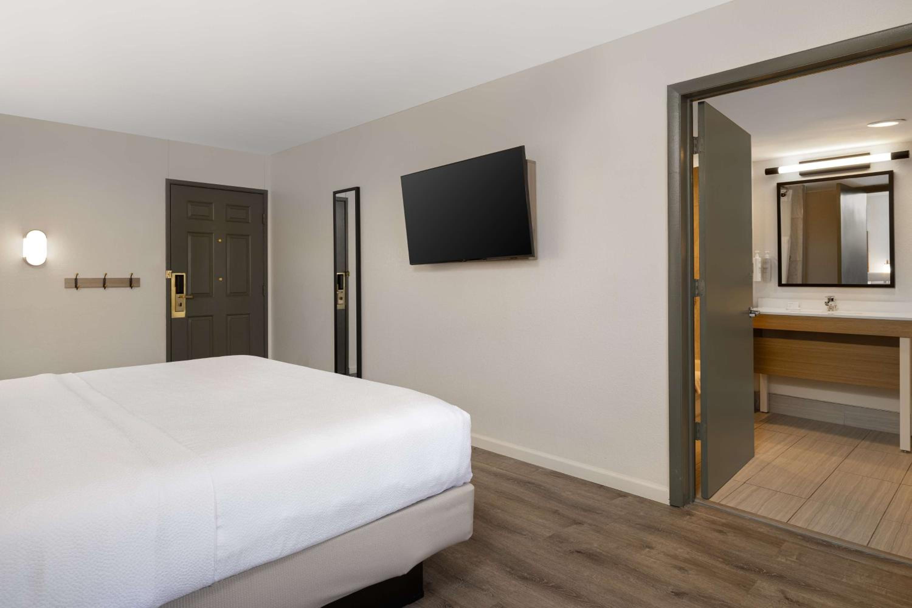 King Room - Hearing Access - Photo 1