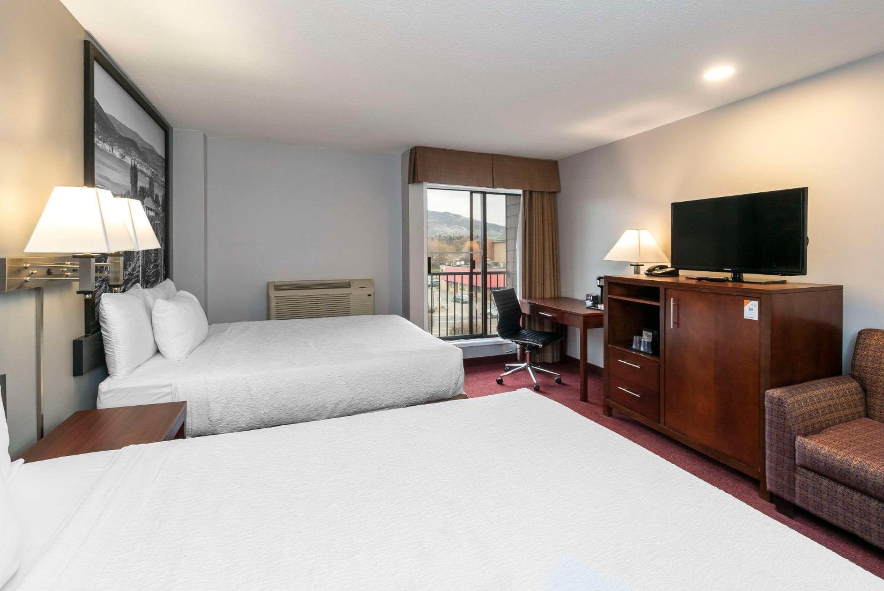 Queen Room with Two Queen Beds - Non-Smoking - Photo 2