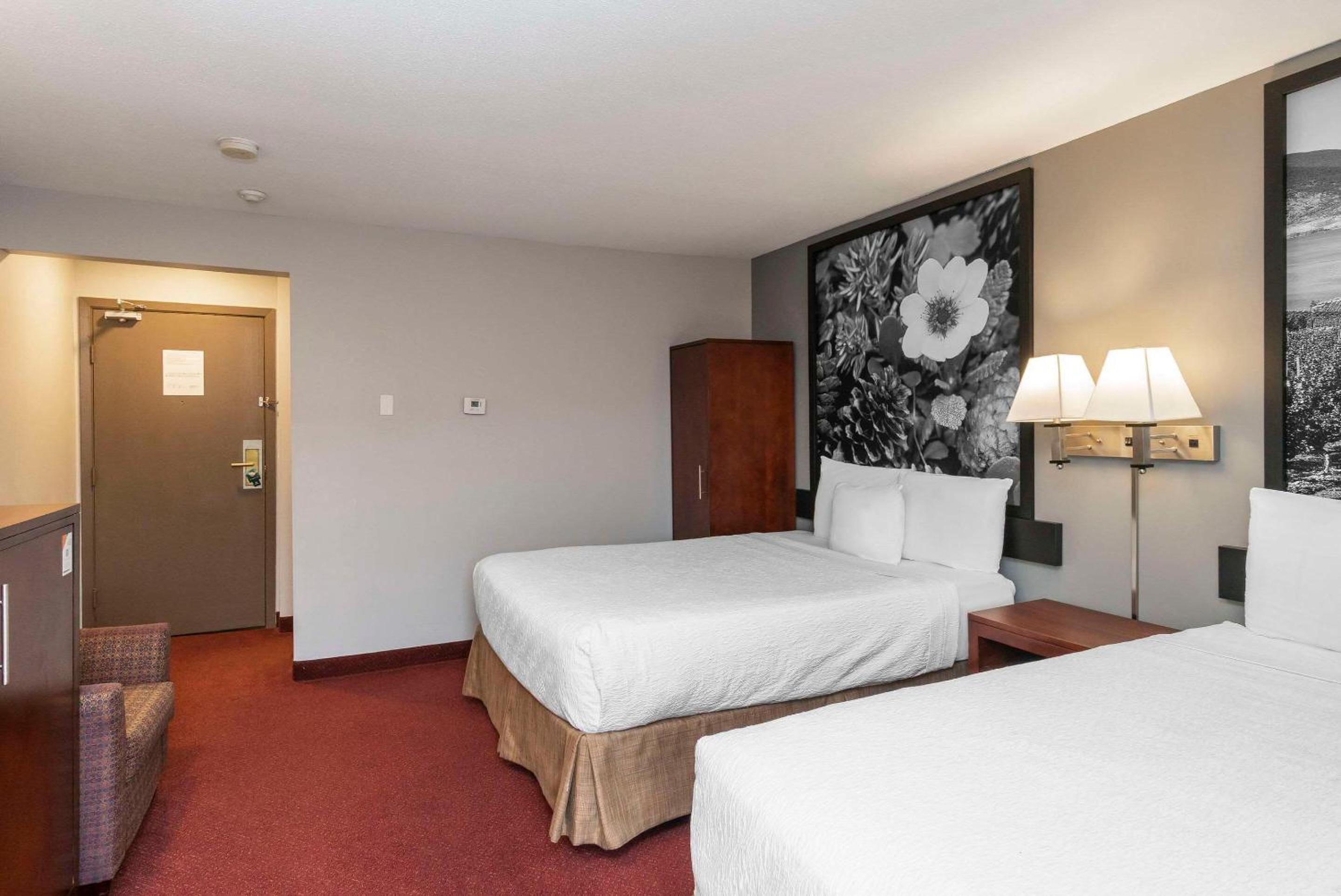 Queen Room with Two Queen Beds - Non-Smoking - Photo 1
