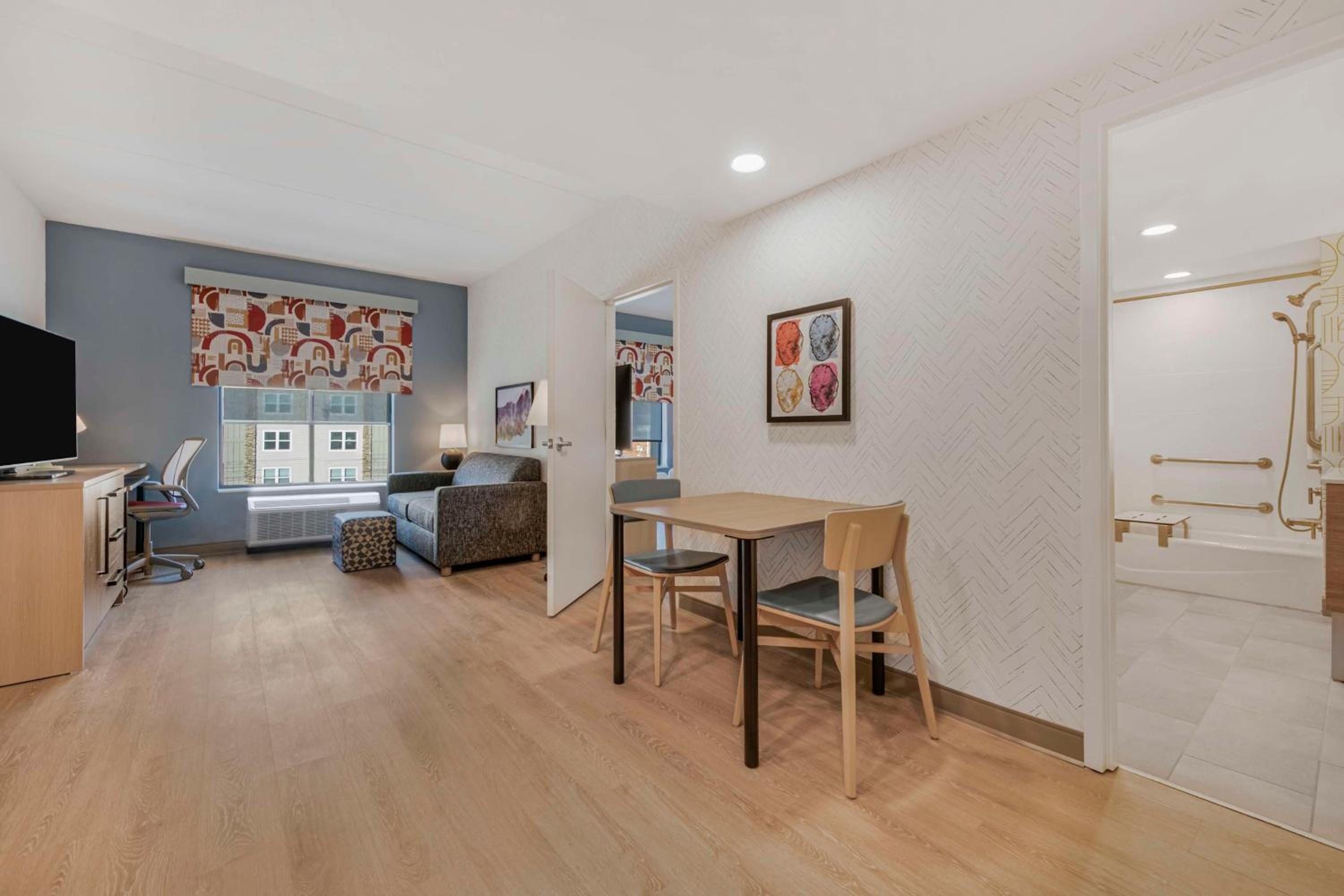 One-Bedroom King Suite with Bath Tub - Mobility Accessible - Photo 6