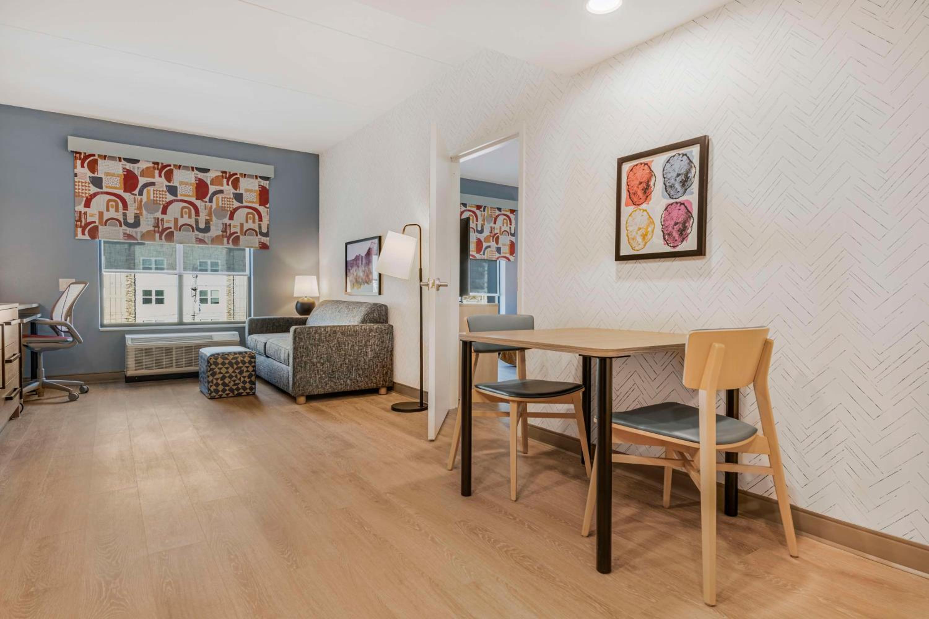 One-Bedroom King Suite with Bath Tub - Mobility Accessible - Photo 10