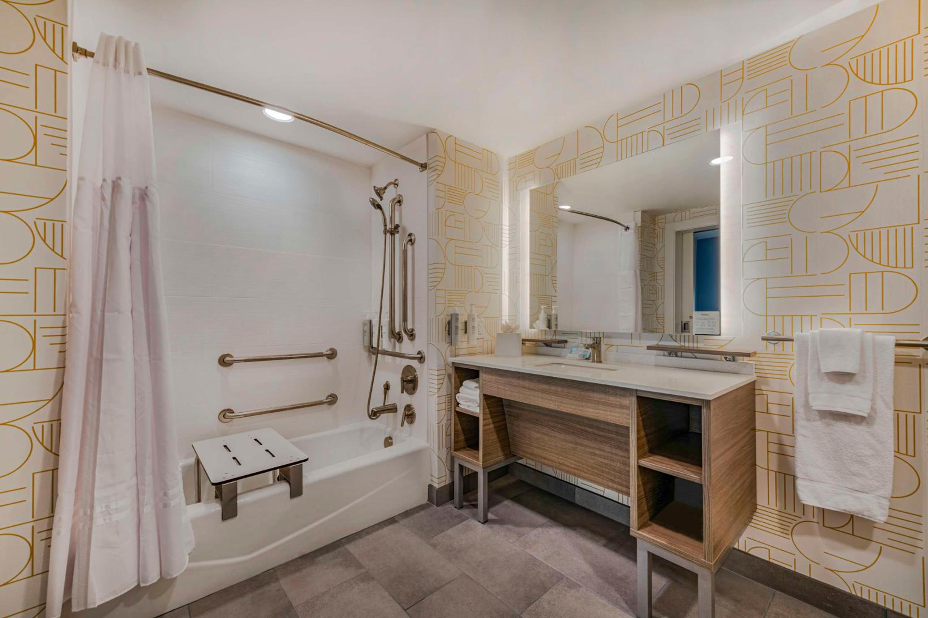 One-Bedroom King Suite with Bath Tub - Mobility Accessible - Photo 9