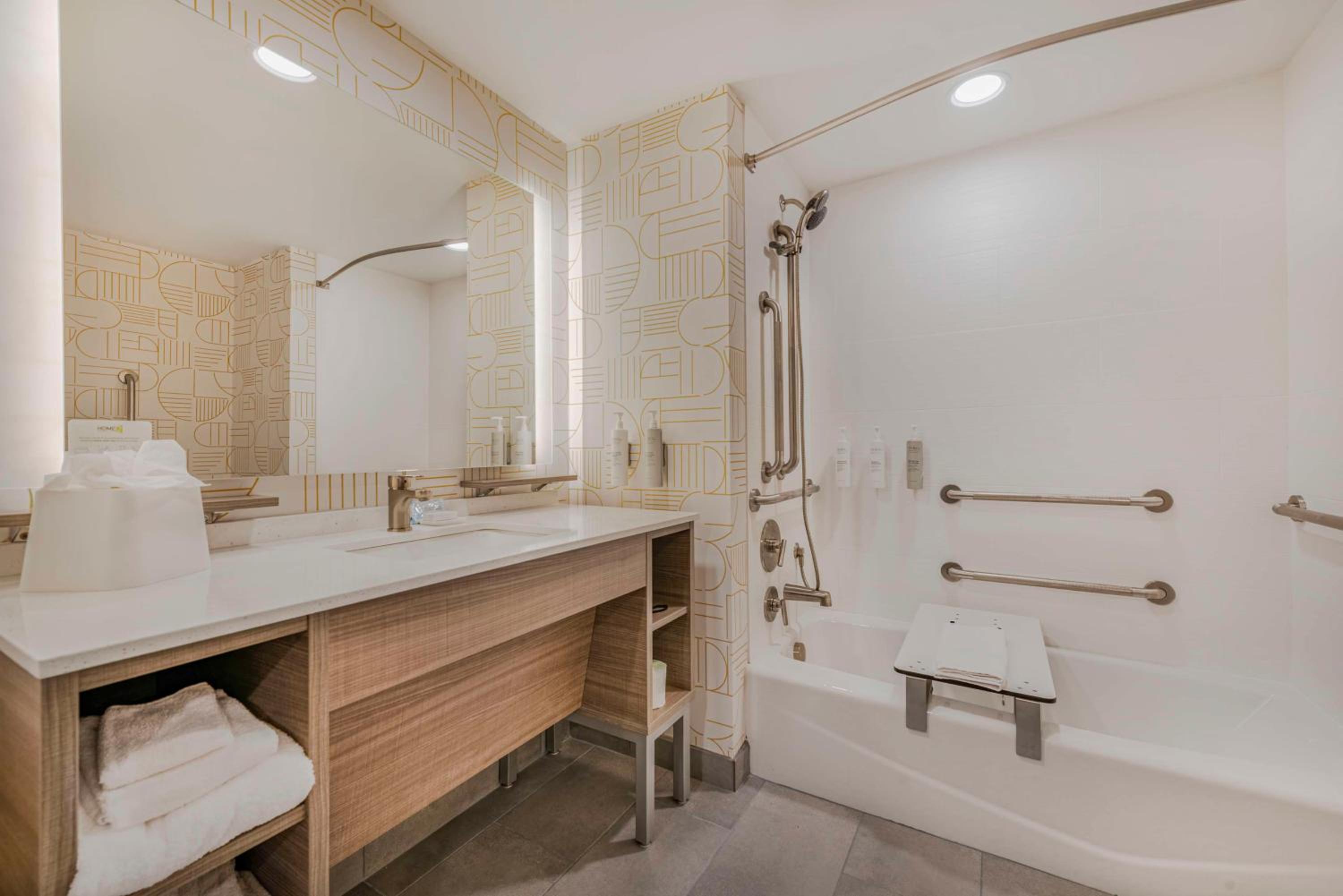 One-Bedroom King Suite with Bath Tub - Mobility Accessible - Photo 13