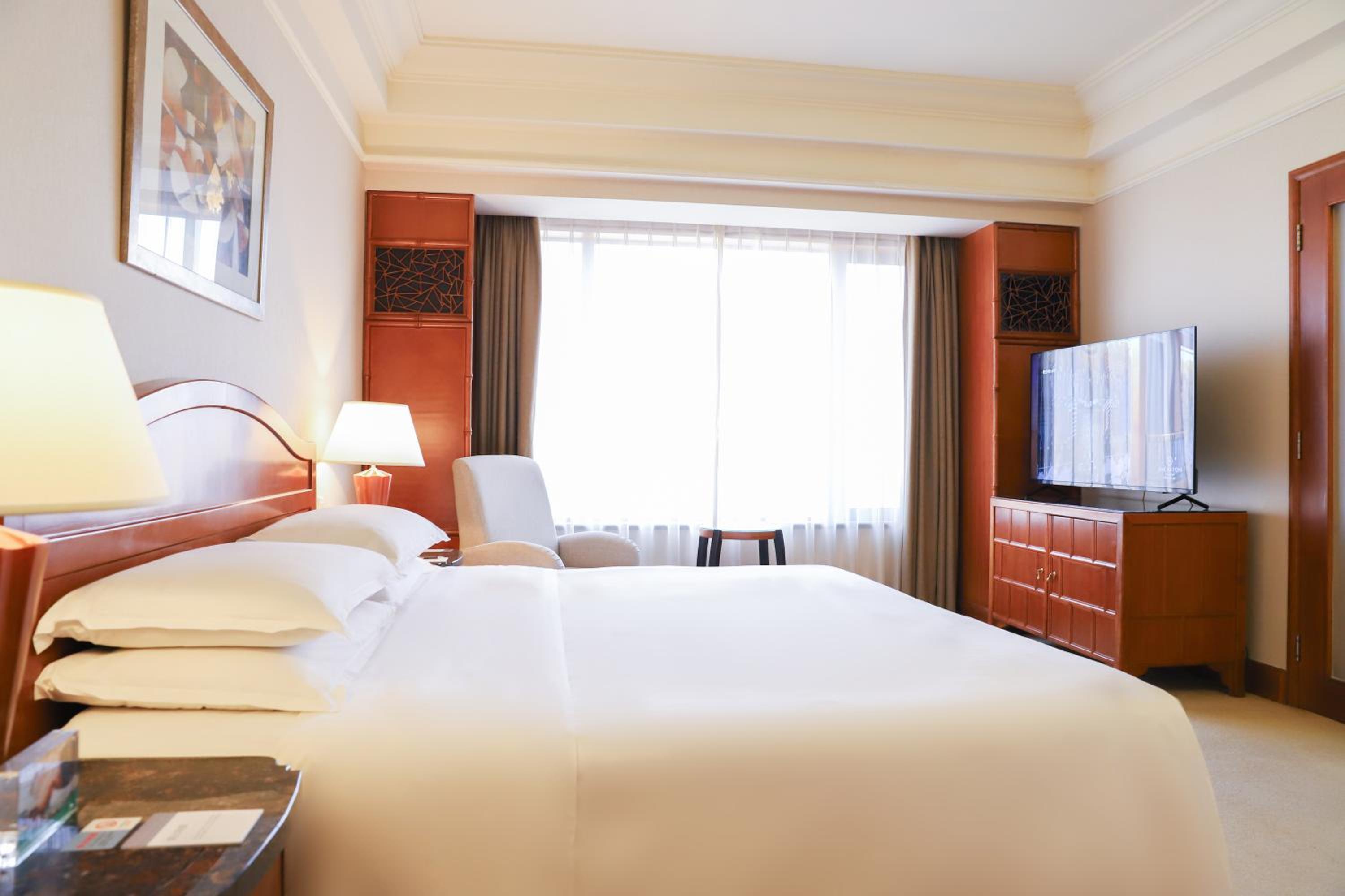 Deluxe King Suite with City View