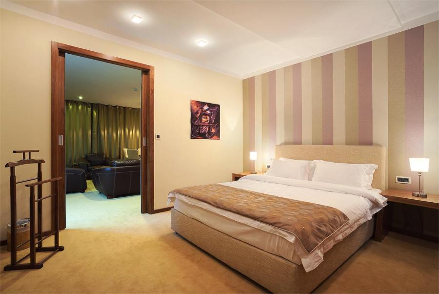 Suite - Photo 1