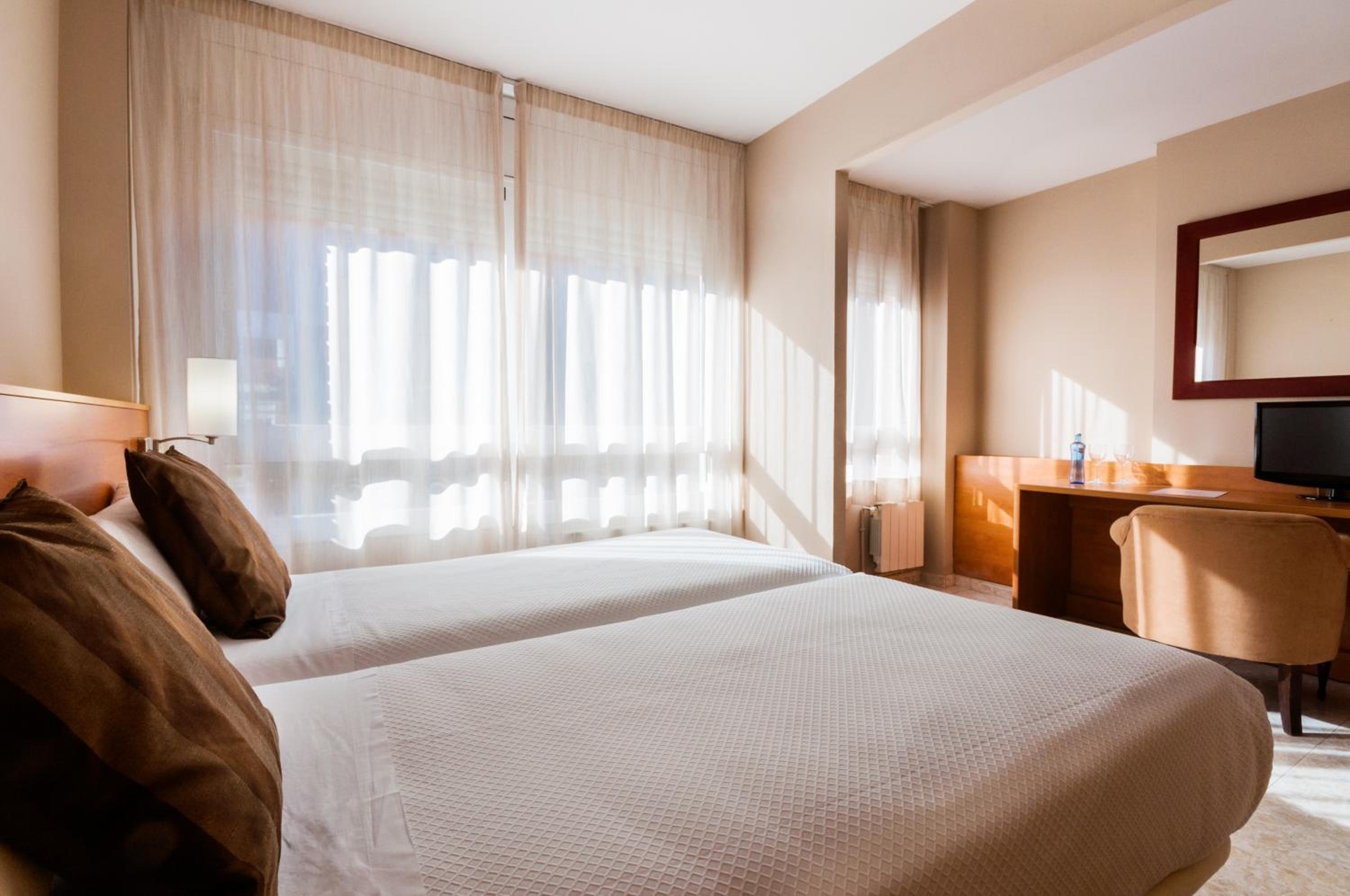 Habitación Doble con cama supletoria (2 adultos + 1 niño)