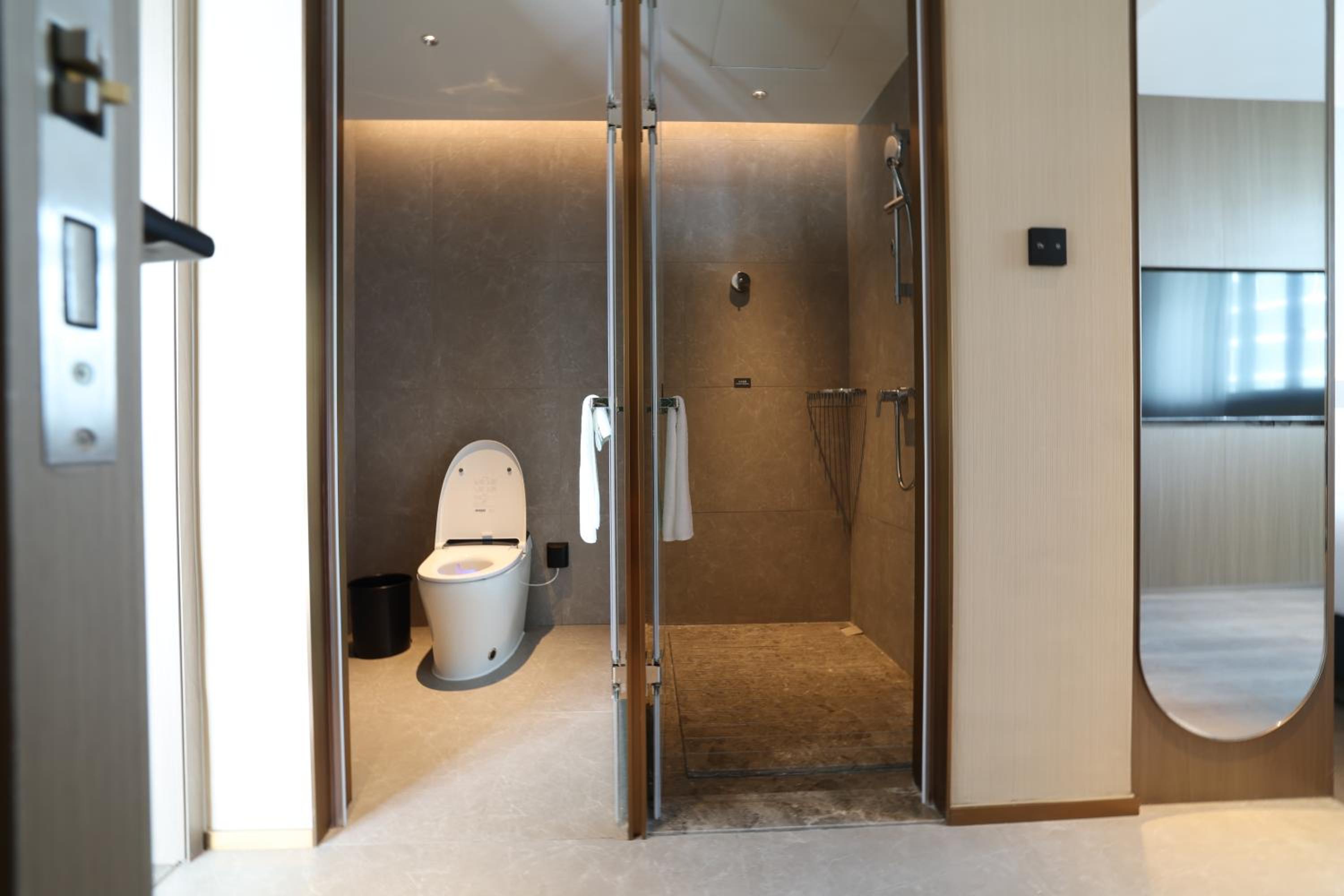 One-Bedroom Suite thumbnail 6