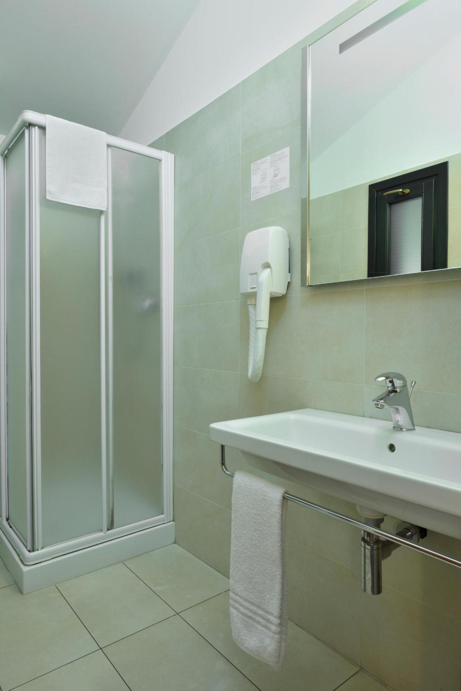 Twin Room - Photo 3