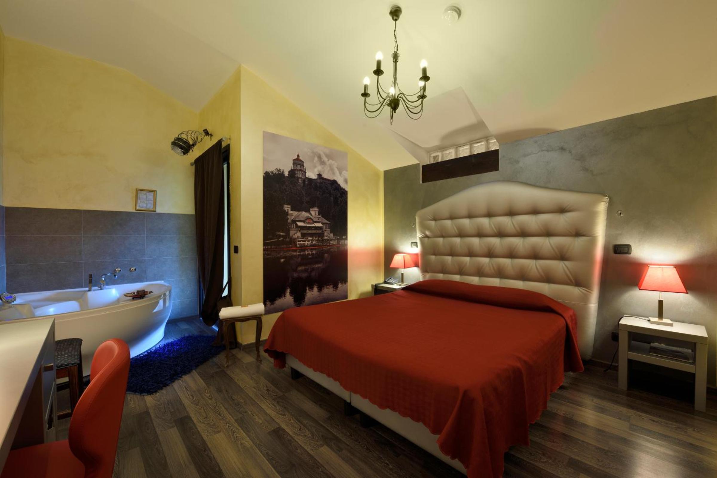 Deluxe Double Room - Photo 10