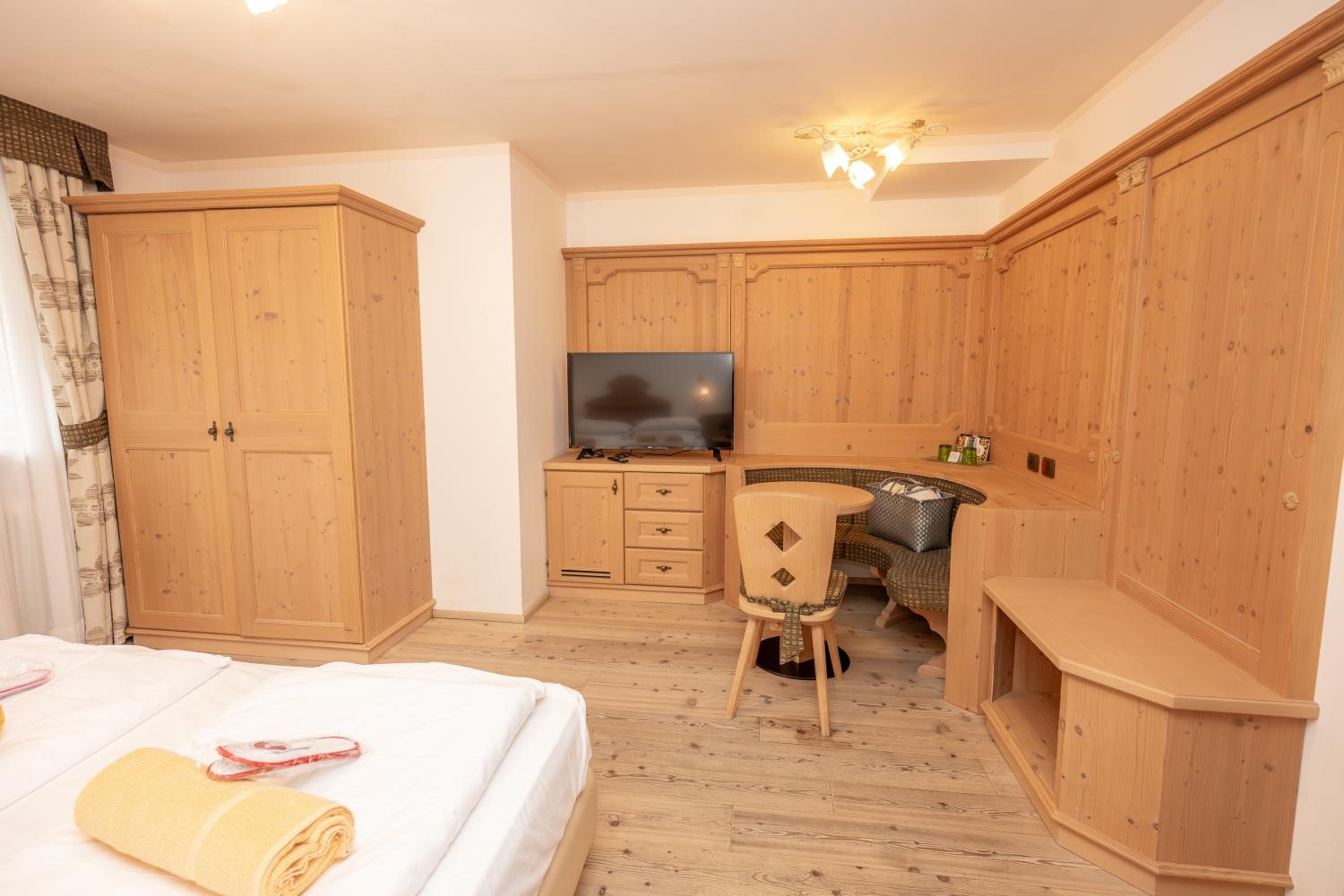 Double or Twin Room with Balcony - Photo 2