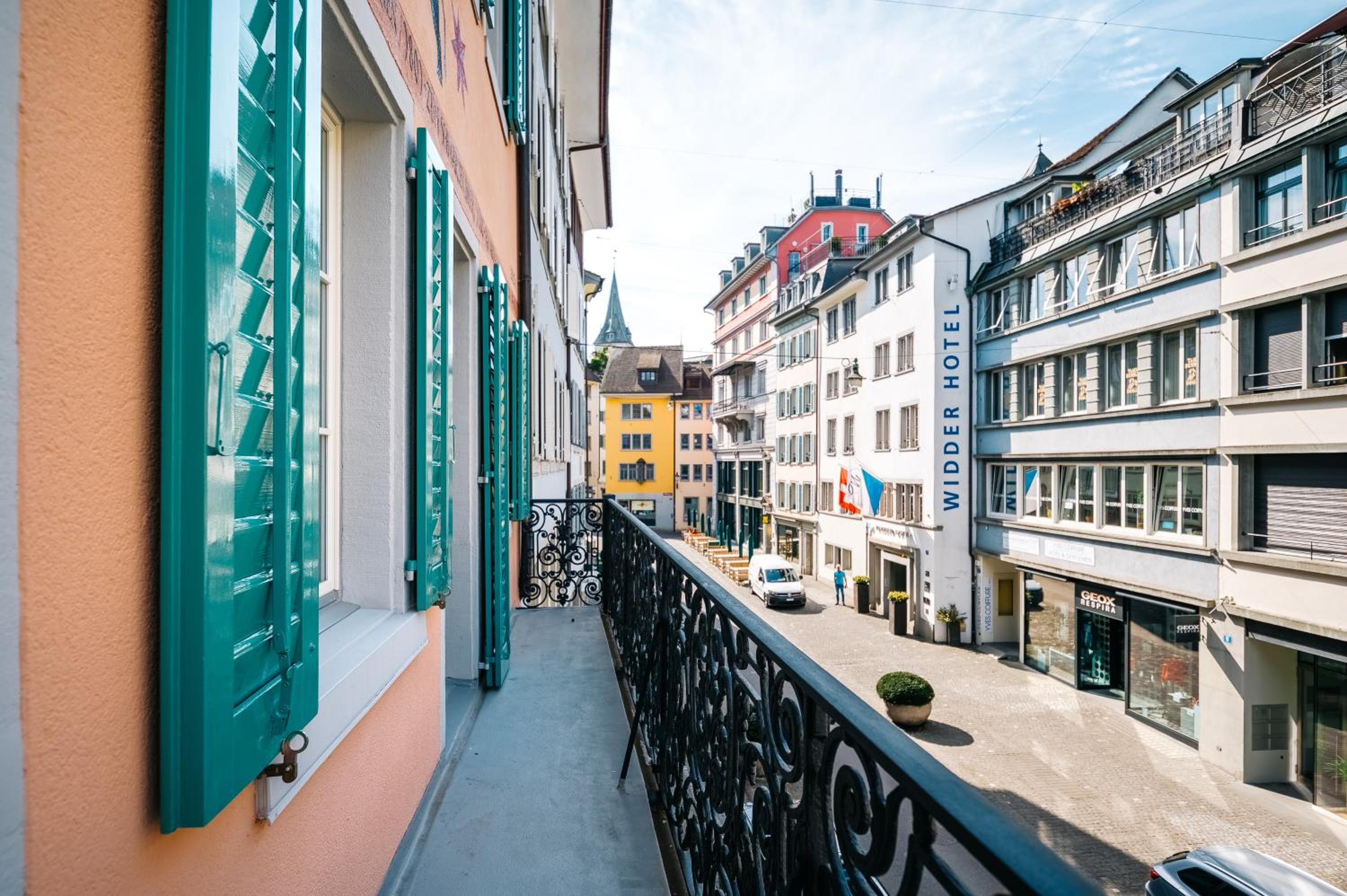 Historic 3 Bedroom Apartment with private Patio thumbnail 5