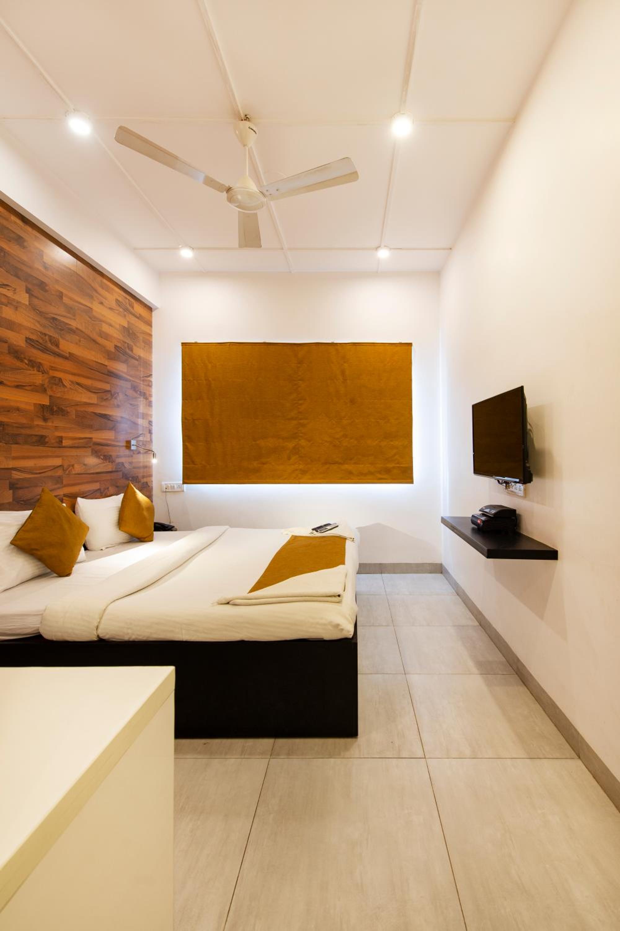 Deluxe Double Room (2 Adults + 1 Child) - Photo 4