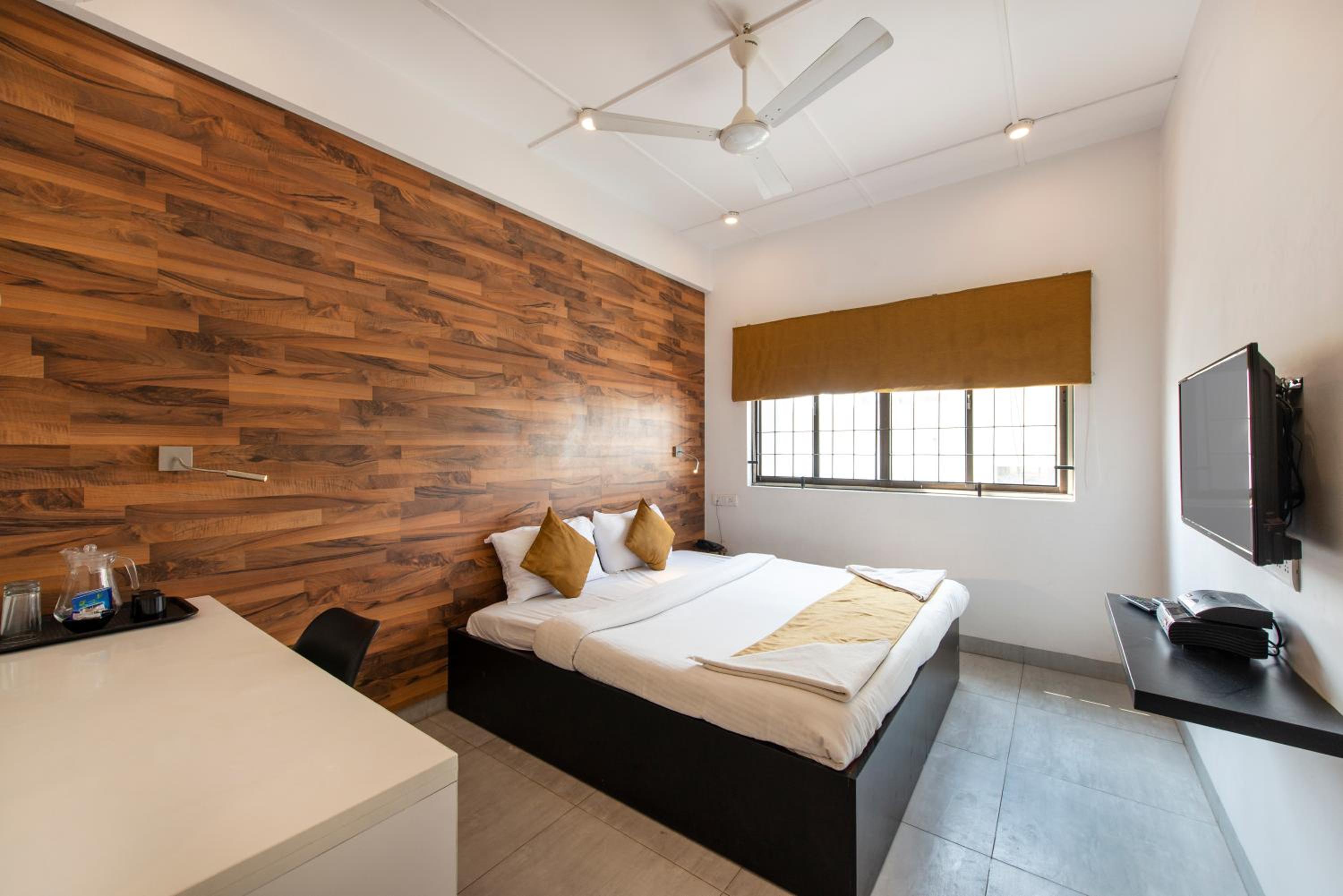 Deluxe Double Room (2 Adults + 1 Child) - Photo 3