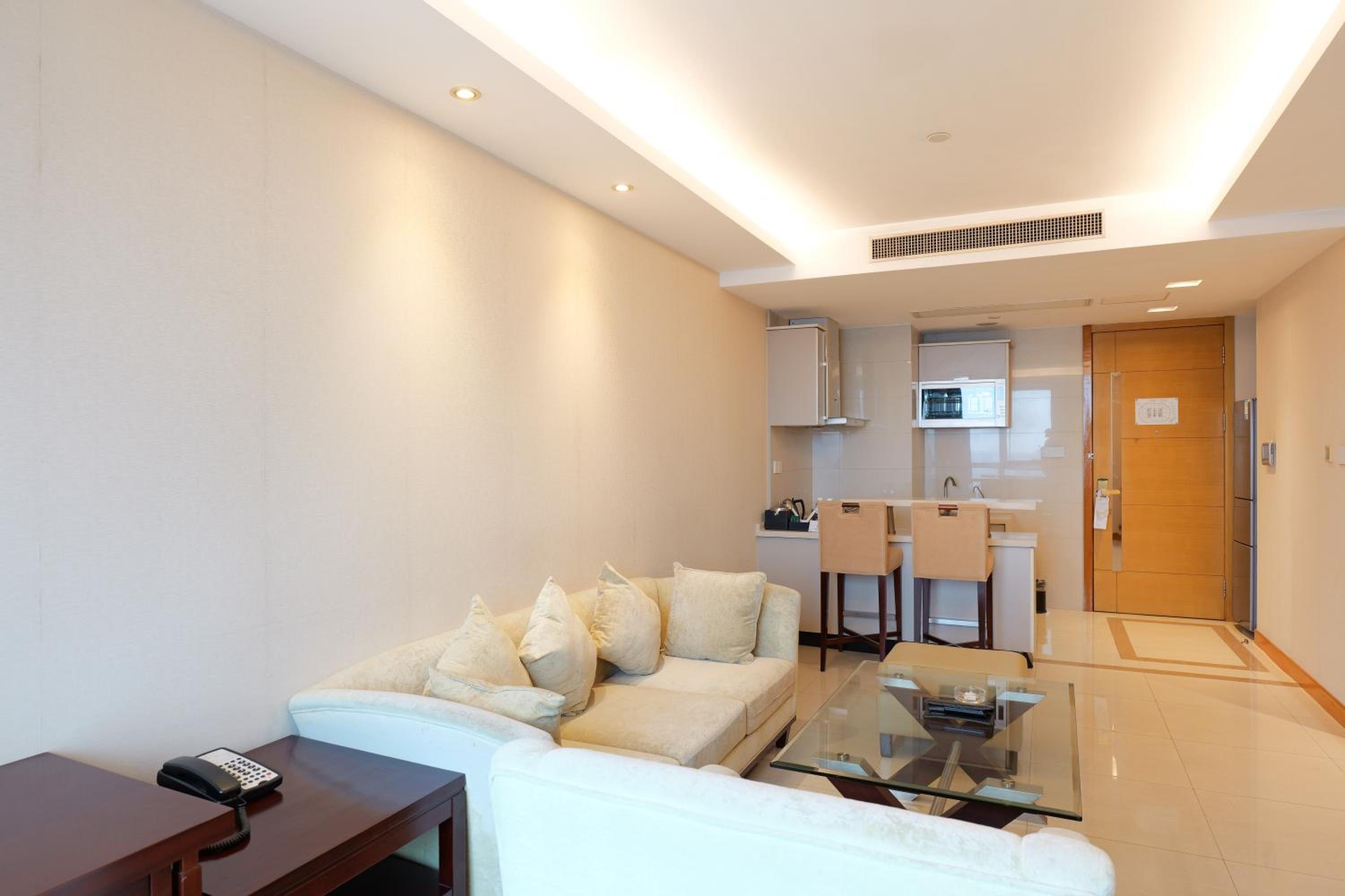 Deluxe One-Bedroom Apartment - Photo 2