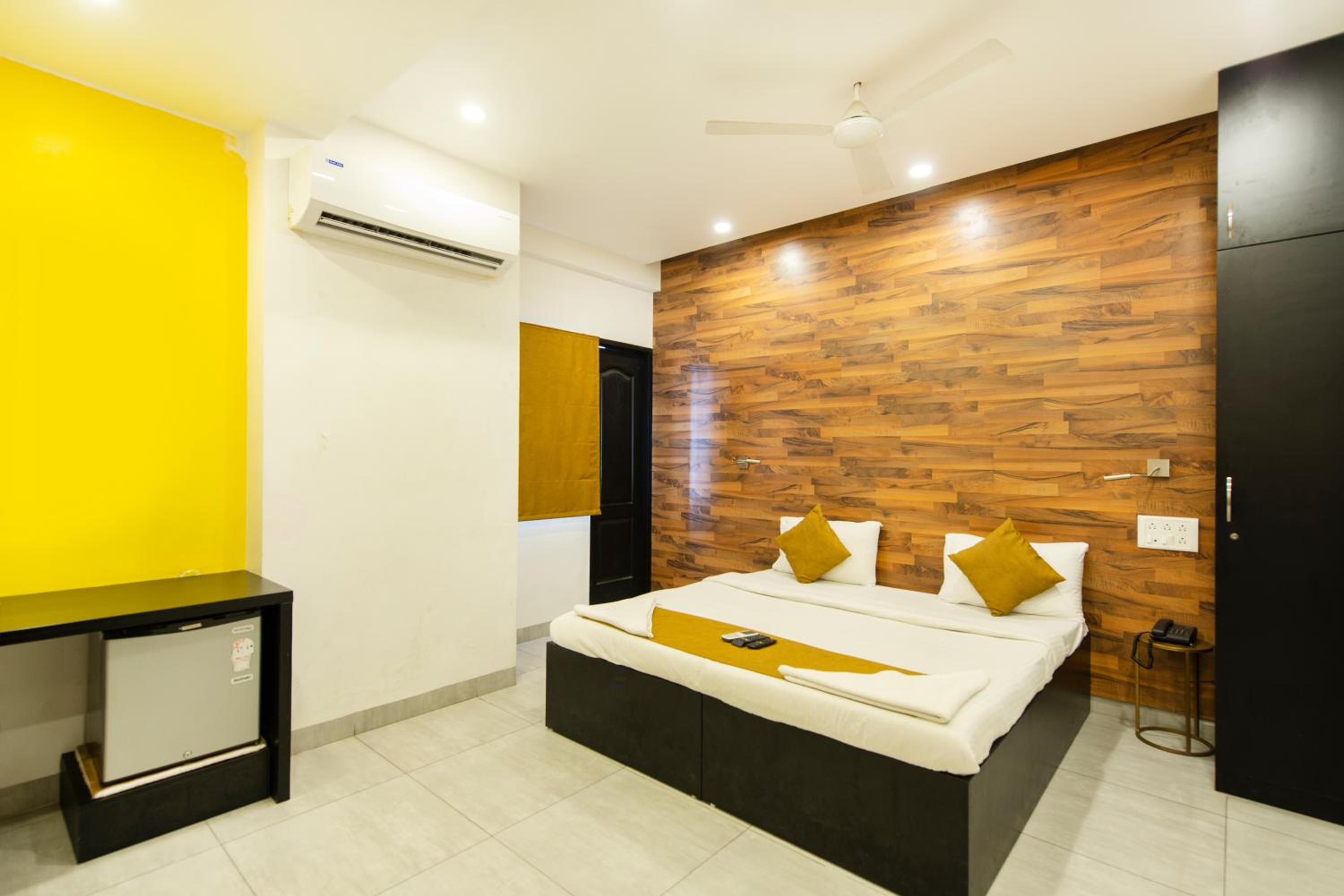 Deluxe Double Room (2 Adults + 1 Child) - Photo 6