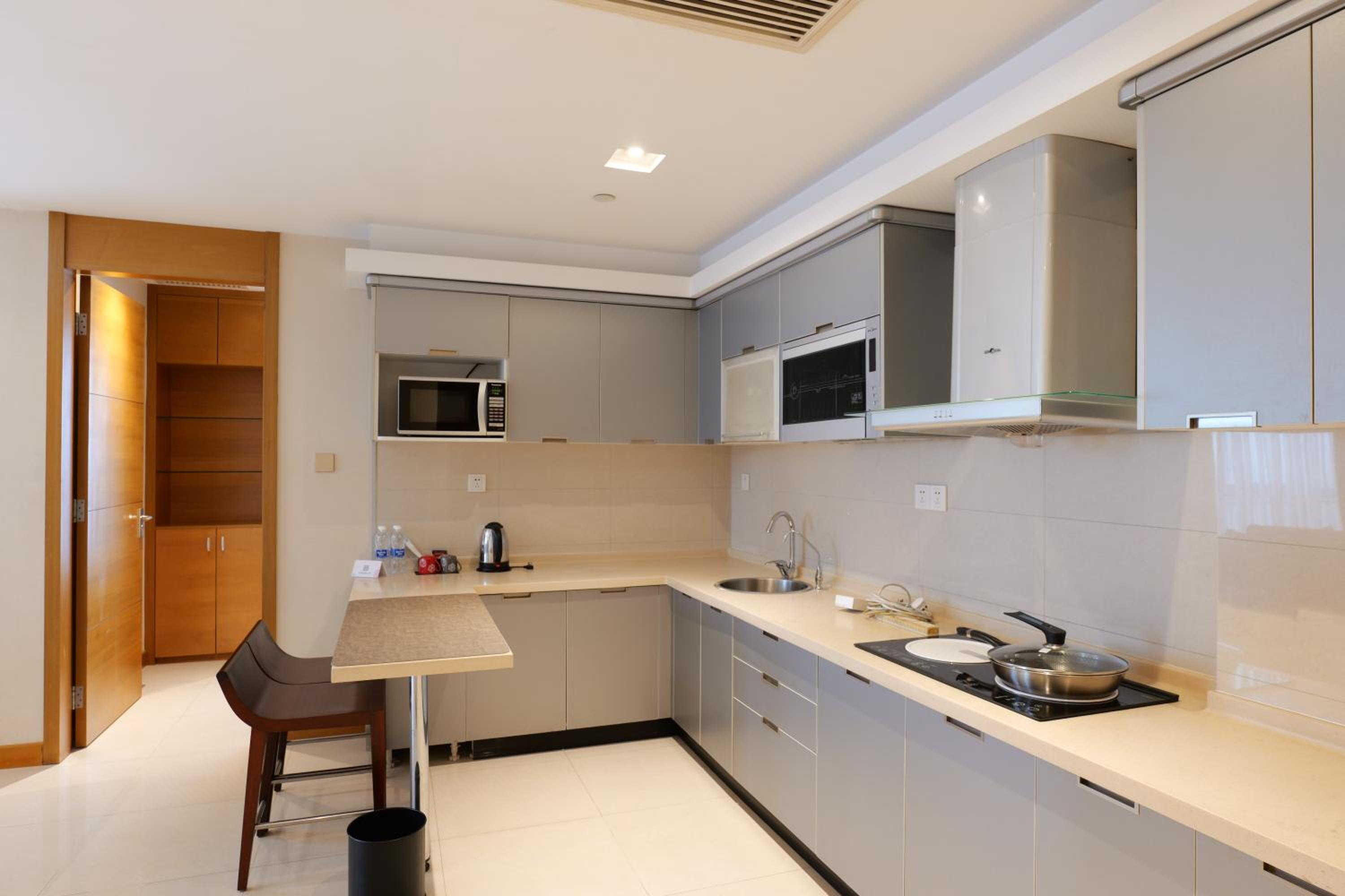 Deluxe One-Bedroom Apartment - Photo 3
