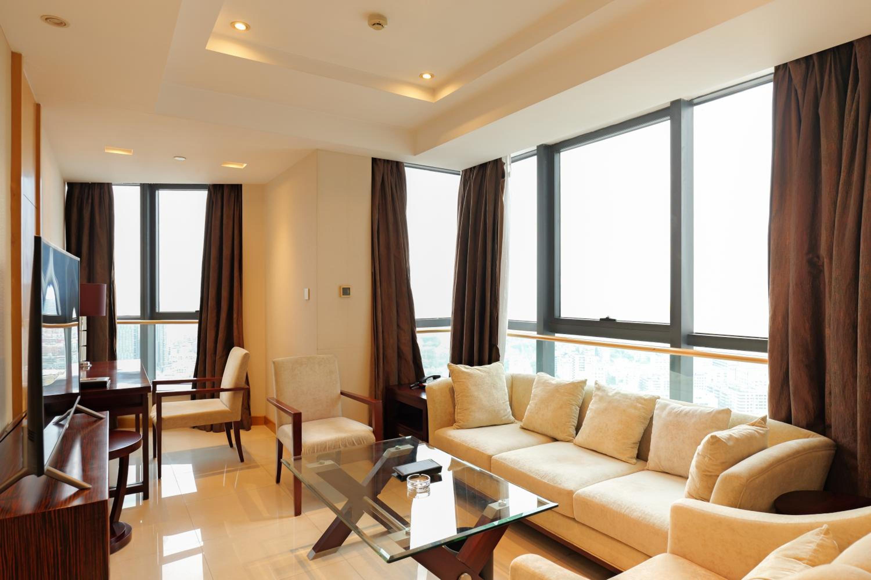 Deluxe One-Bedroom Apartment - Photo 4