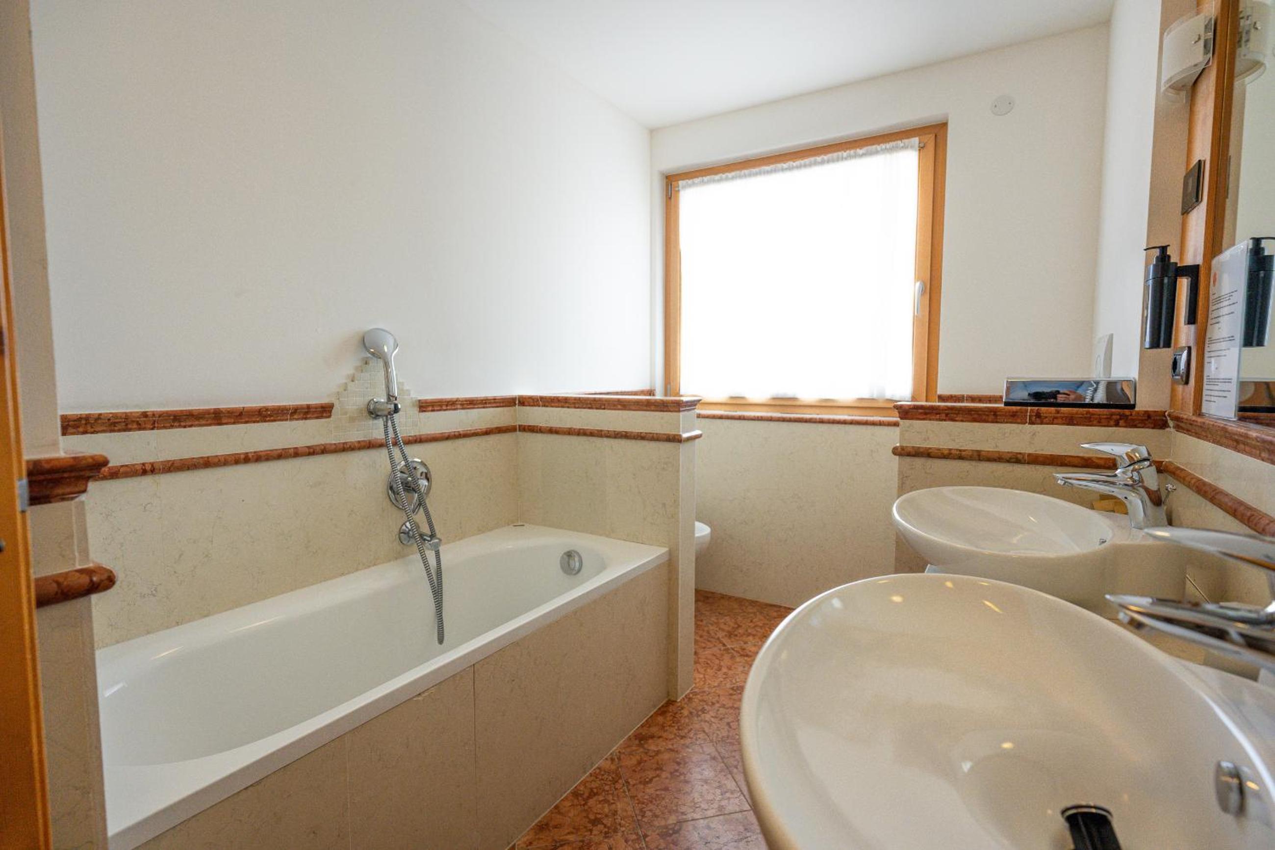 Twin Room with Balcony - Photo 3