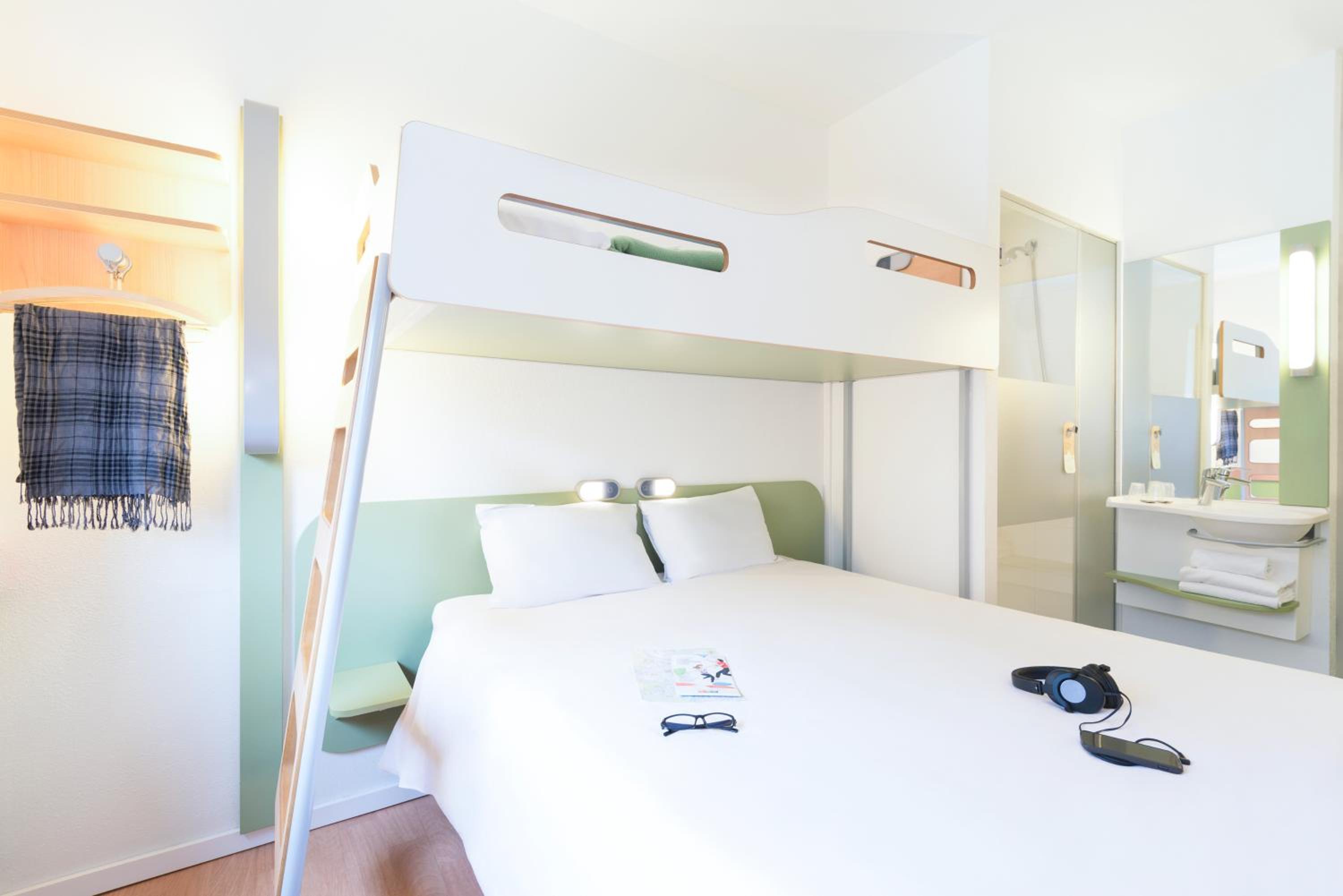 Triple Room with One Double Bed and One Bunk Bed - Photo 1