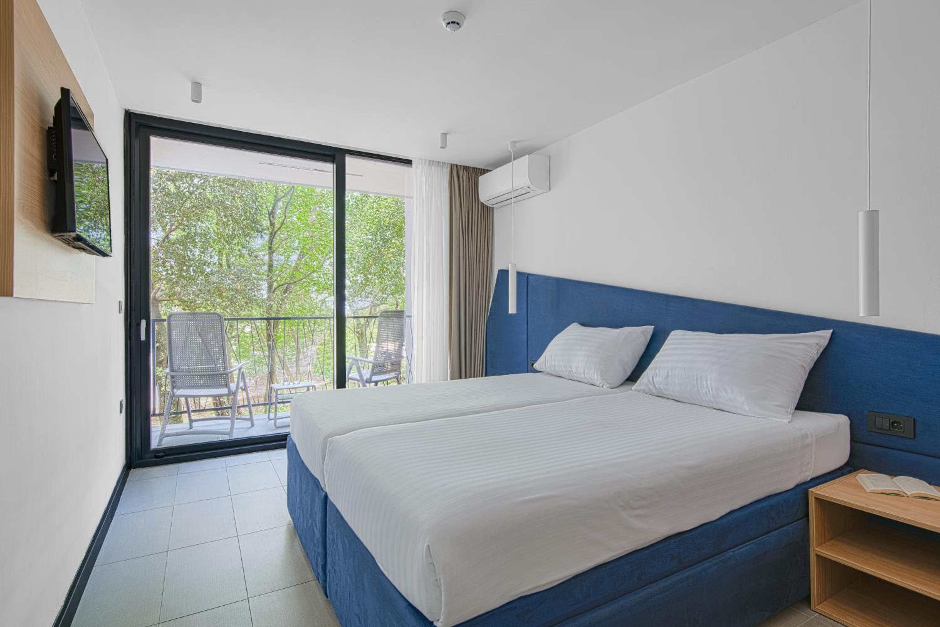 Double Room with Extra pull-out Bed, Sea Side View and Balcony photo 3