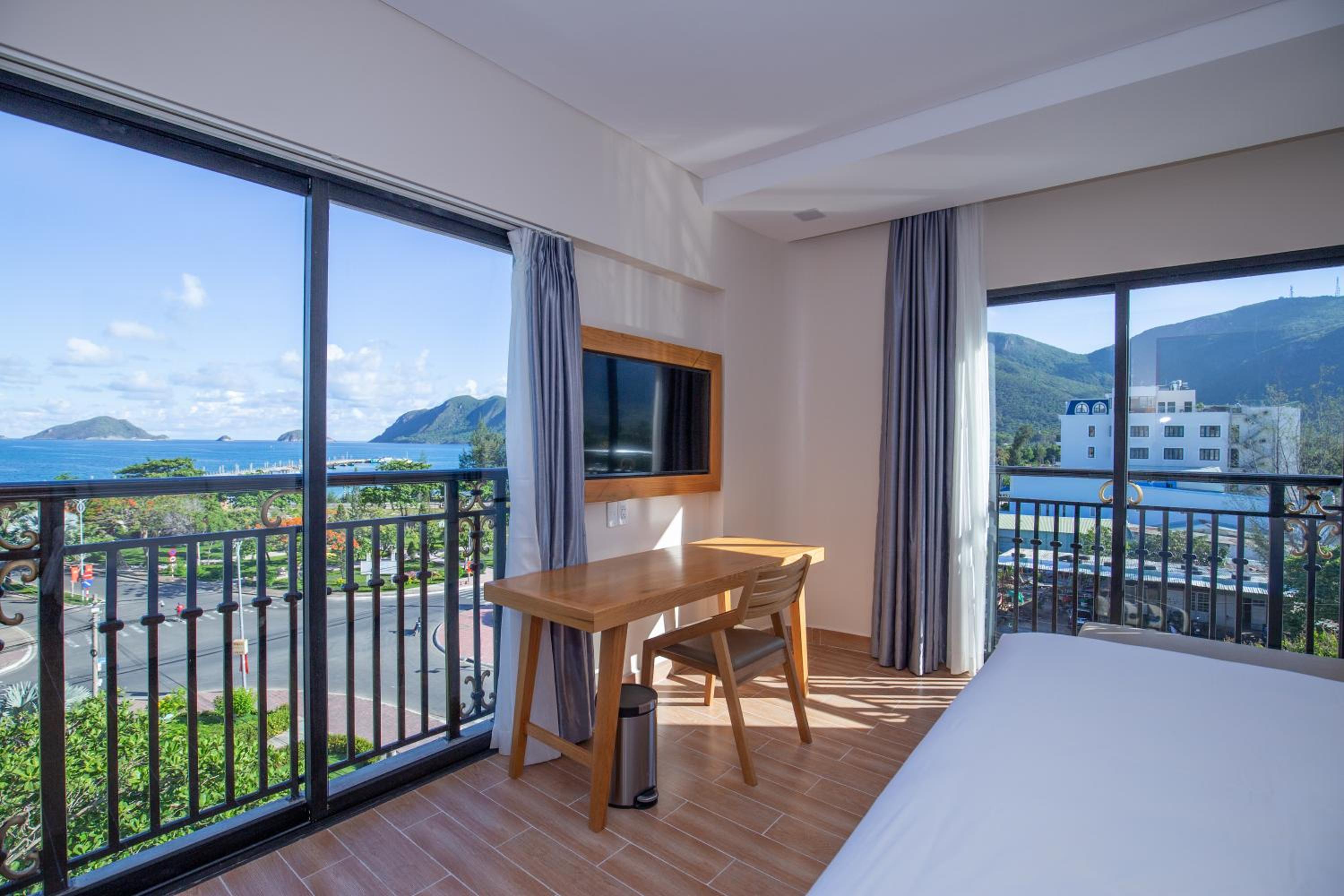 Deluxe Twin Room with Sea View - Photo 3