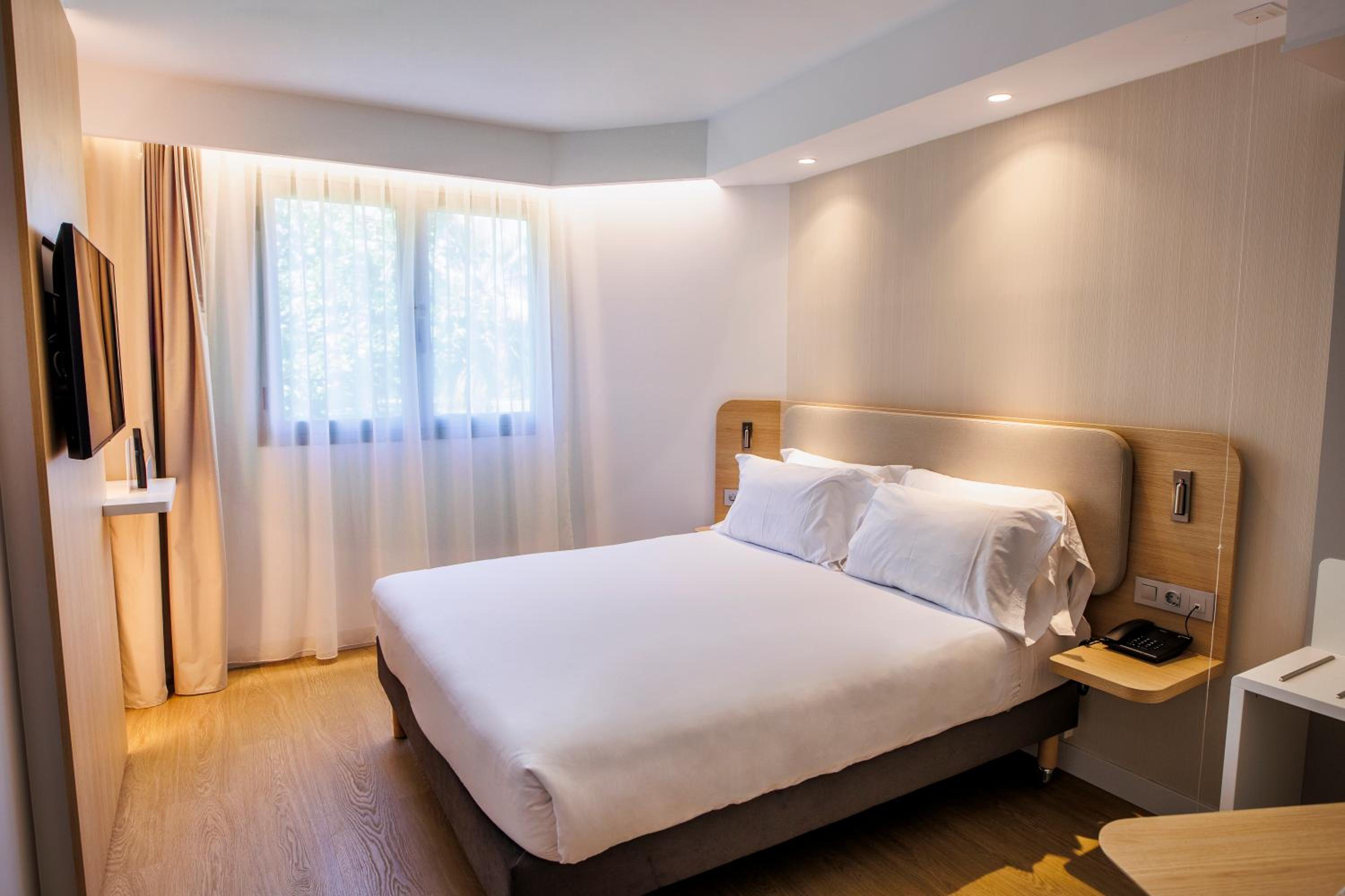 Standard Queen Room with Single Sofa Bed - Free Breakfast - Photo 1