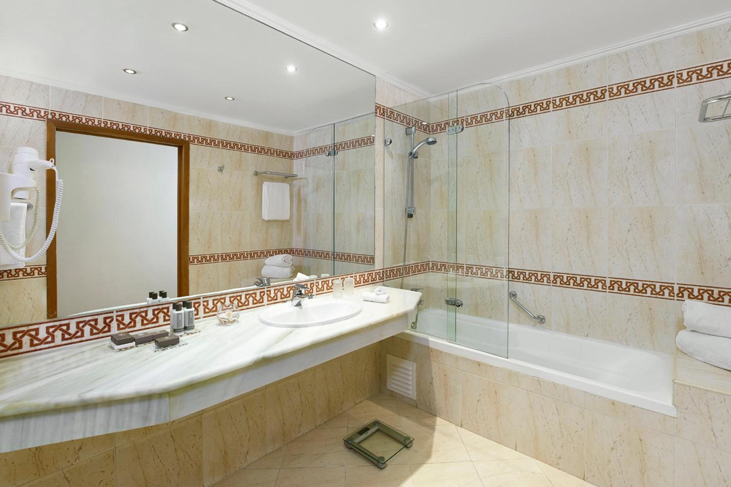 Double Room with Garden View - Photo 6