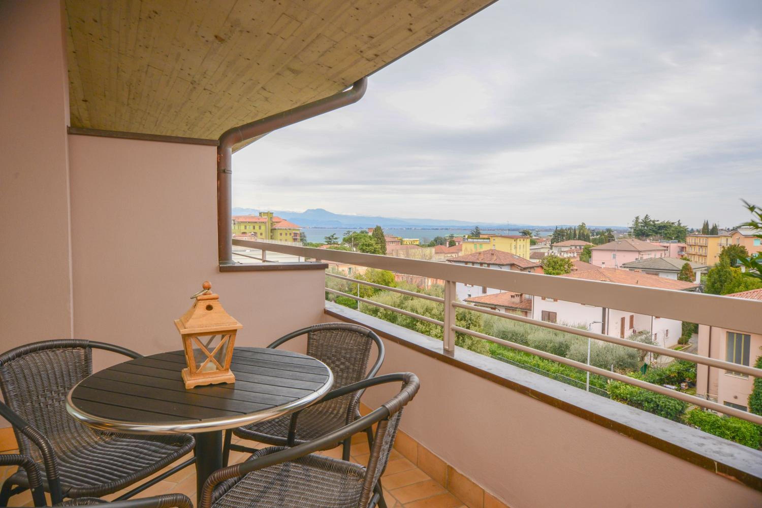 One-Bedroom Apartment with Lake View - Photo 5