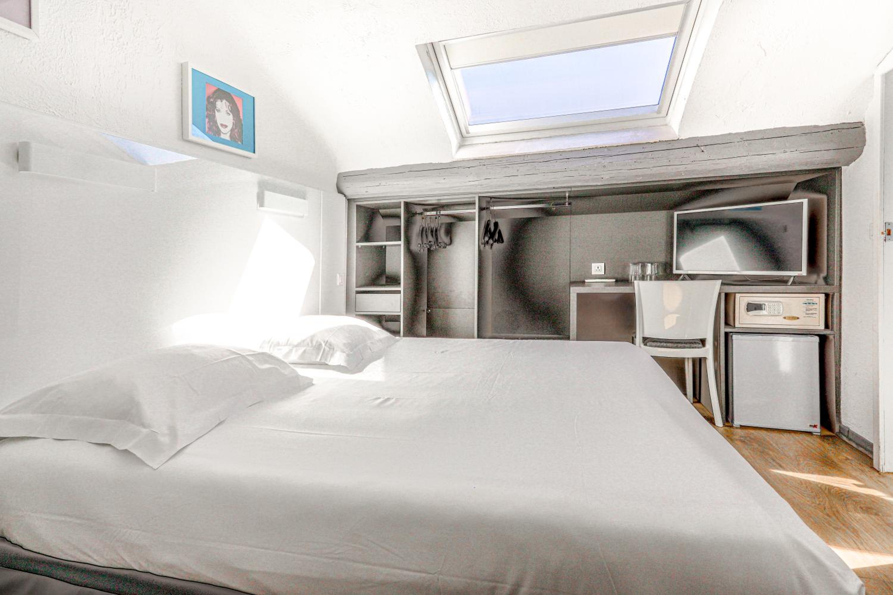 Double or Twin Room - Photo 2