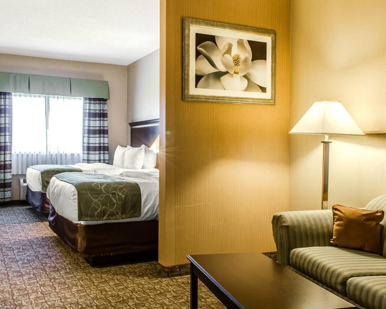 Queen Suite with Two Queen Beds - Non-Smoking photo 2