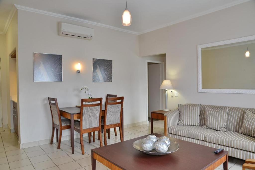 Deluxe Two-Bedroom Apartment with Garden View photo 2