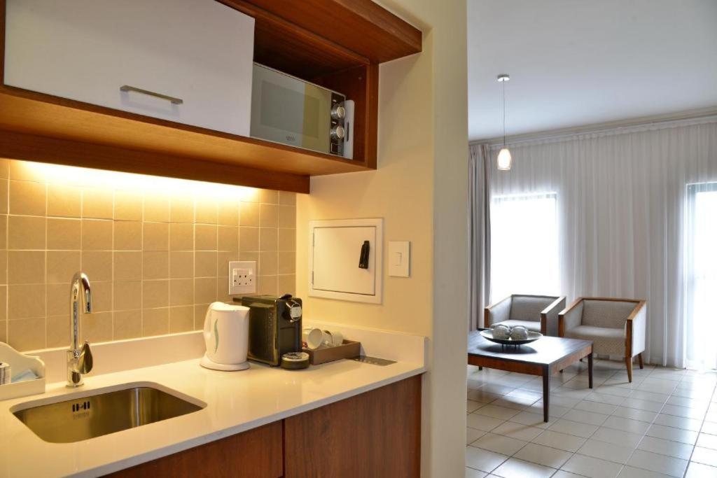 Deluxe Two-Bedroom Apartment with Garden View photo 3