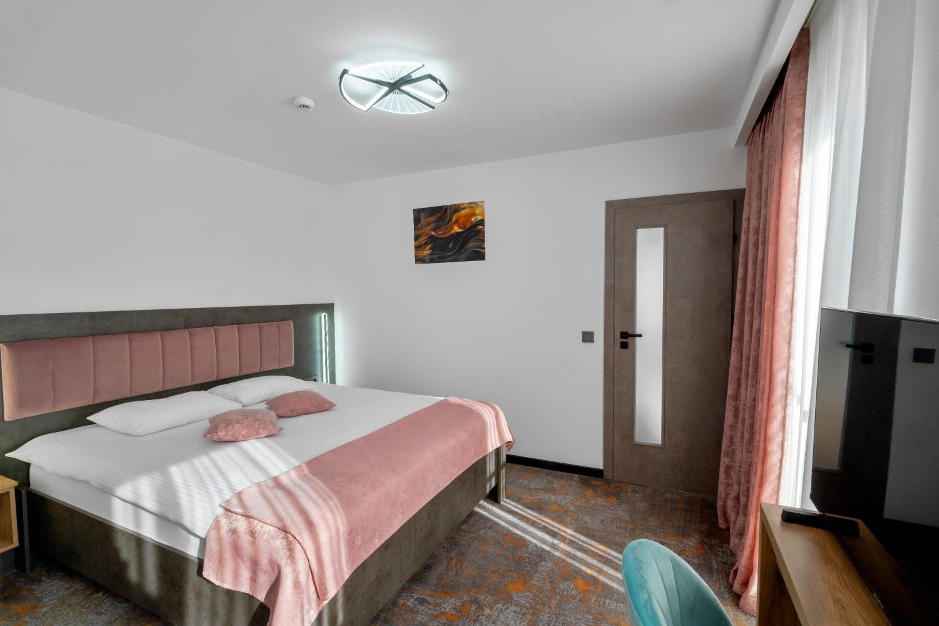 Deluxe Room (2 Adults + 1 Child) photo 2