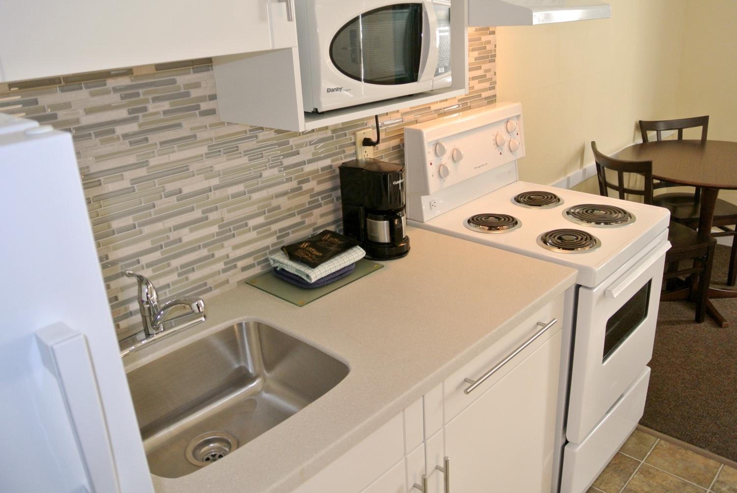 One-Bedroom Suite with Kitchen - Photo 6