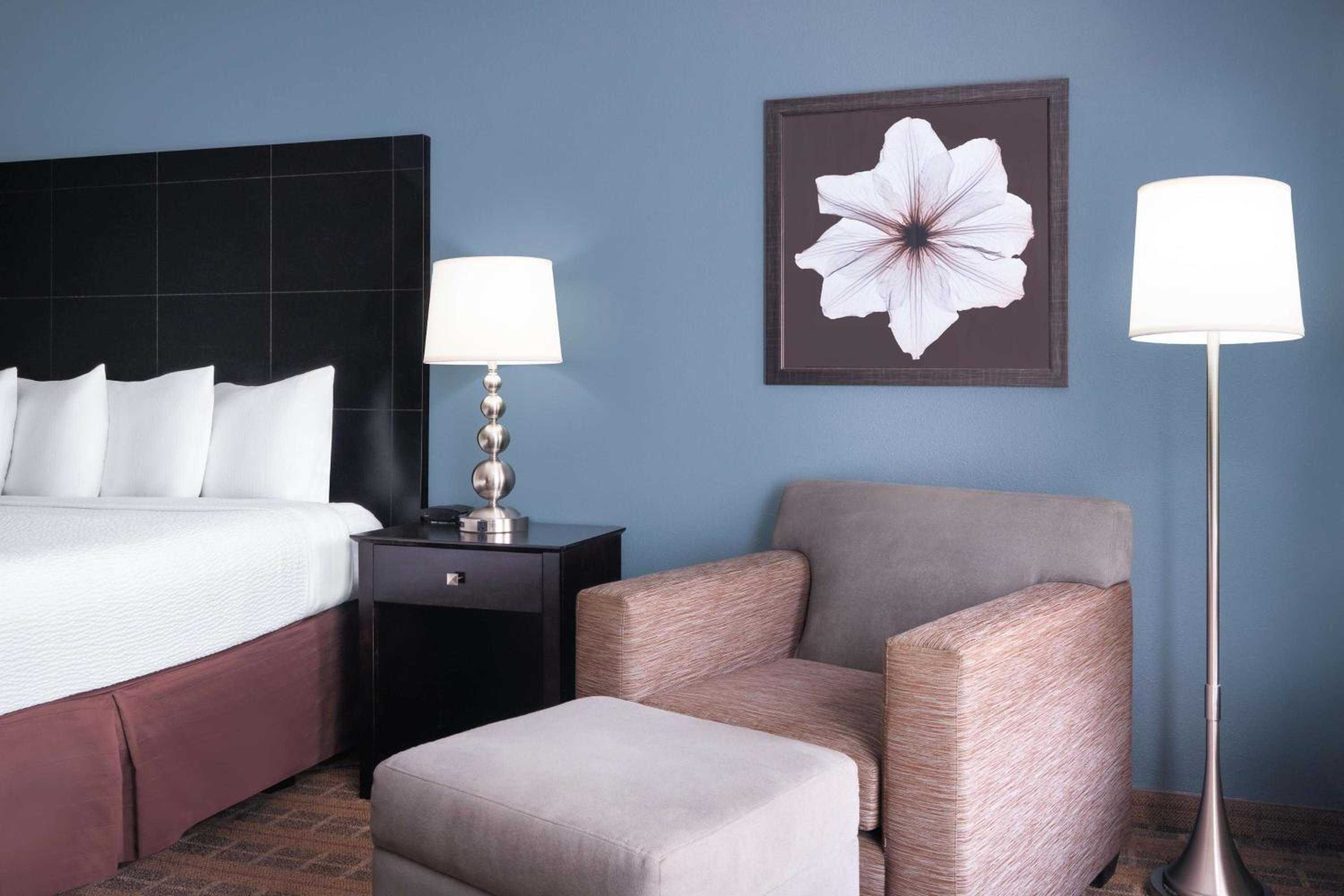 Deluxe King Room with Balcony and Walk-In Shower - Non-Smoking - Photo 2