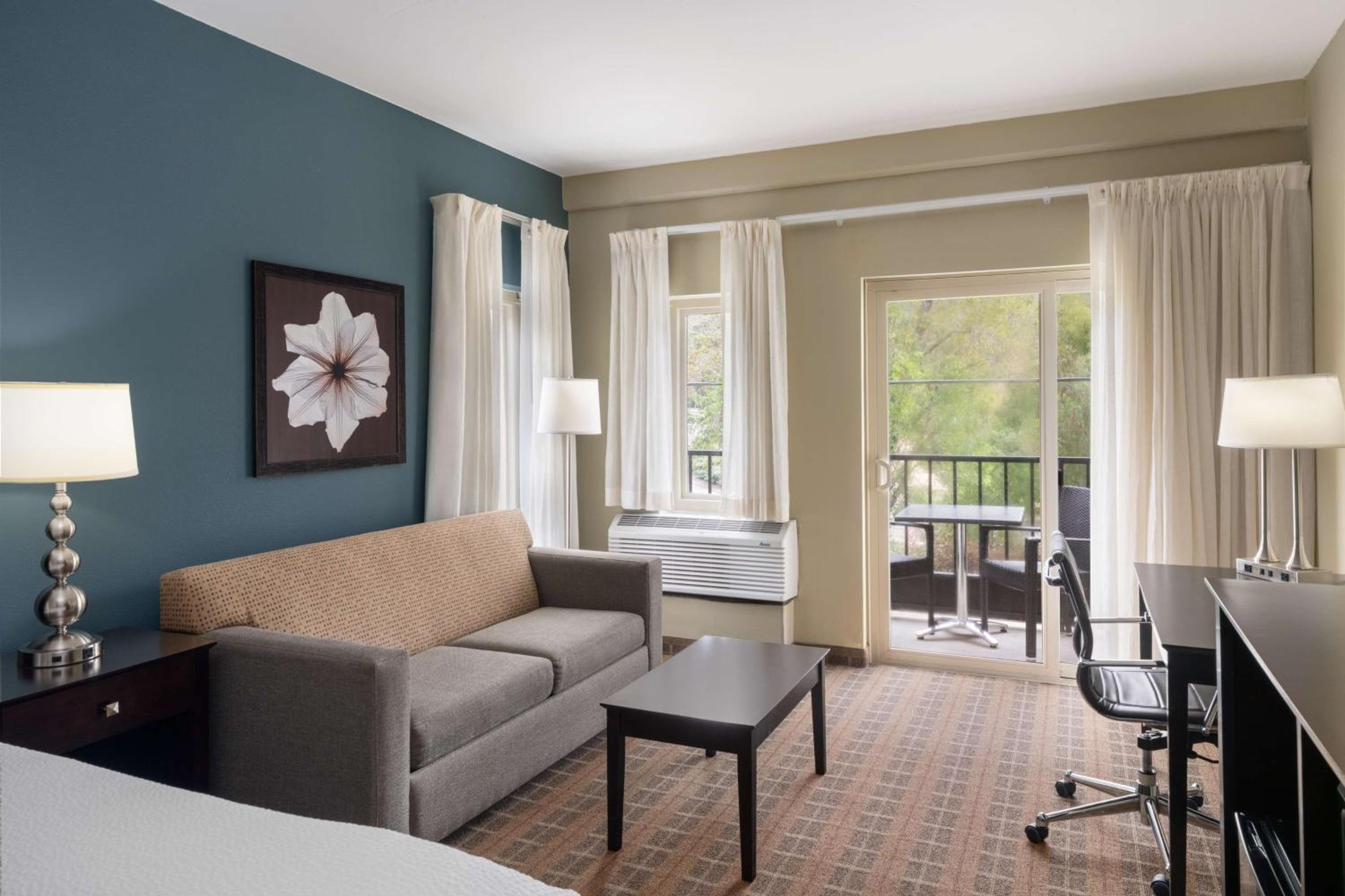 Executive King Room with Balcony - Non-Smoking - Photo 1