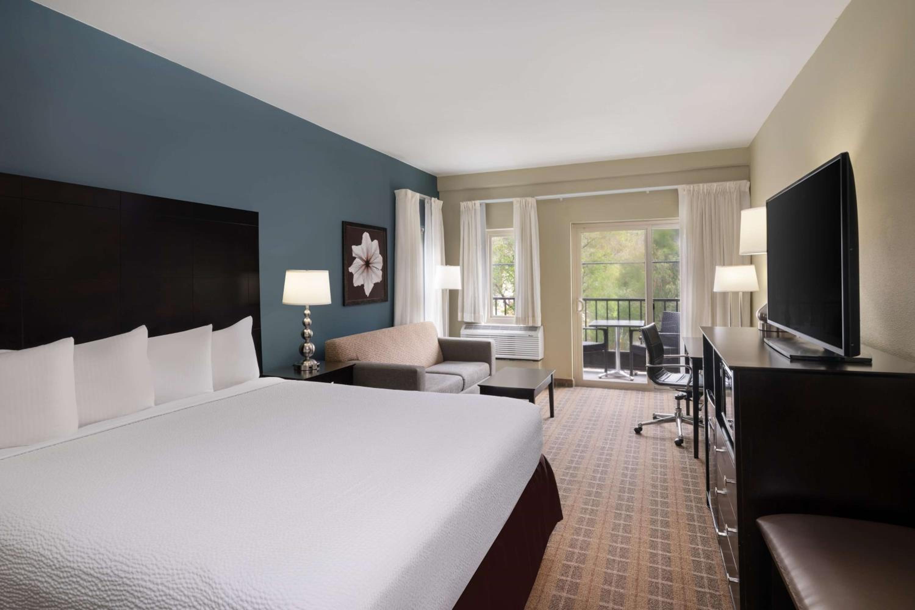 Executive King Room with Balcony - Non-Smoking - Photo 3