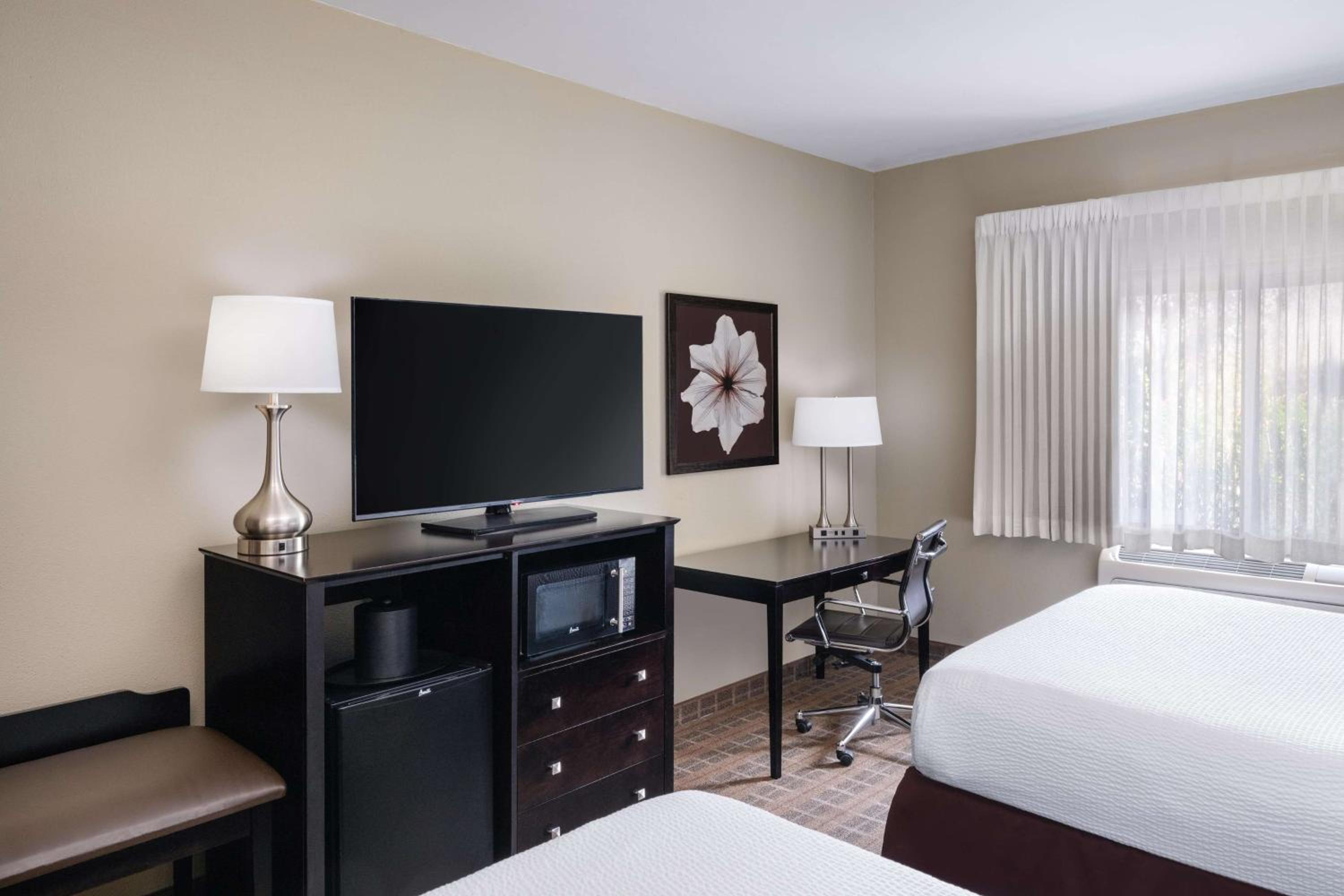 Queen Room with Two Queen Beds and Walk-In Shower - Non-Smoking - Photo 2